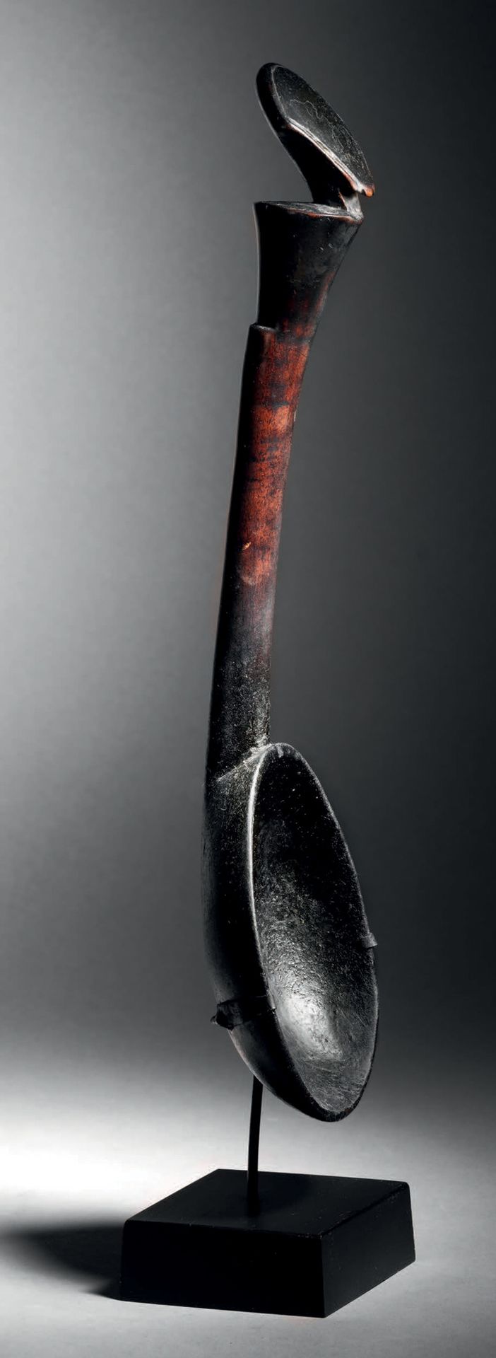 Null Rituallöffel, Gouro, Elfenbeinküste
Holz mit schwarzer Rußpatina
H. 32,4 cm&hellip;