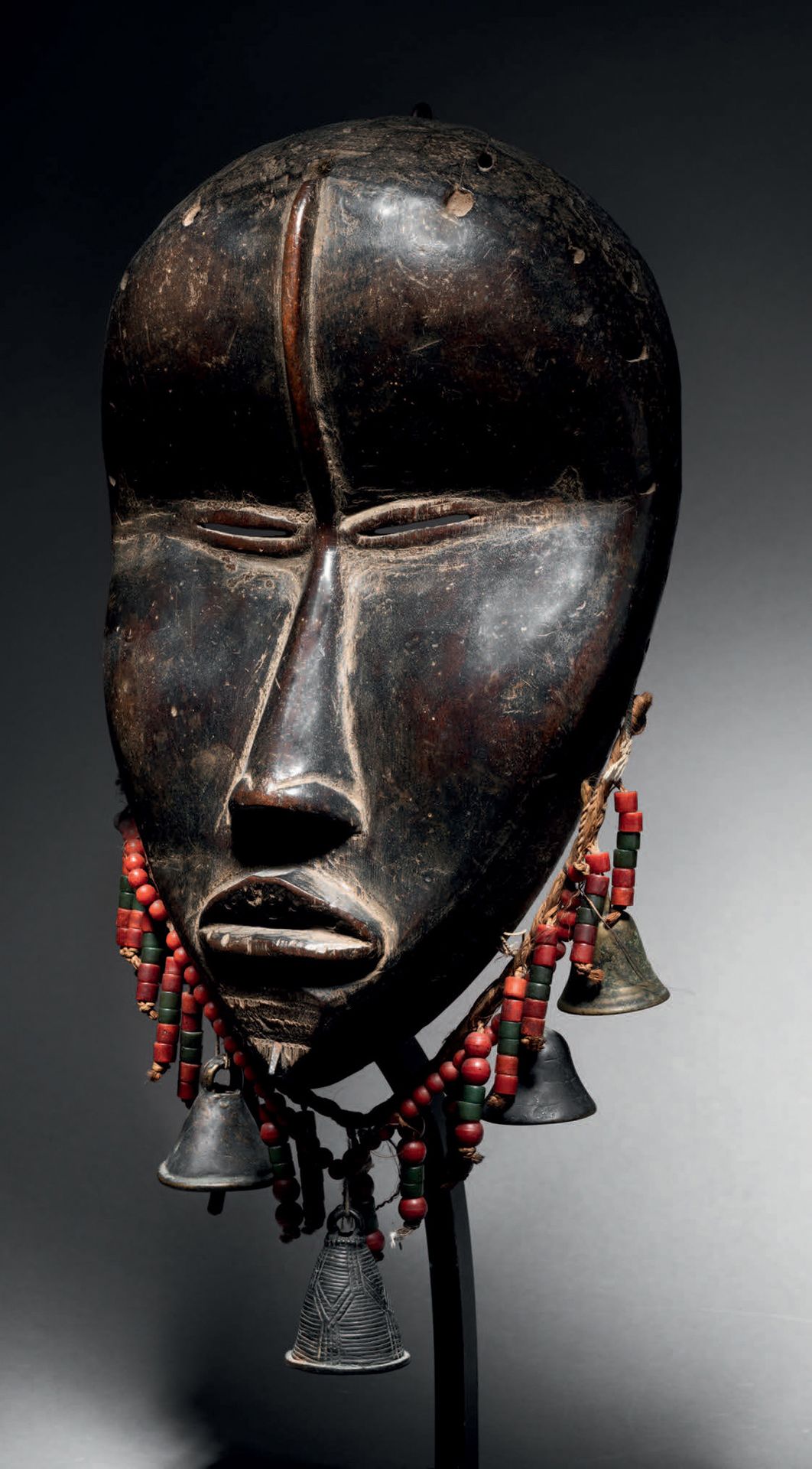 Null Ɵ Singende Maske mit geteilten Augen,
Dan, Elfenbeinküste
Hartholz, Perlen,&hellip;