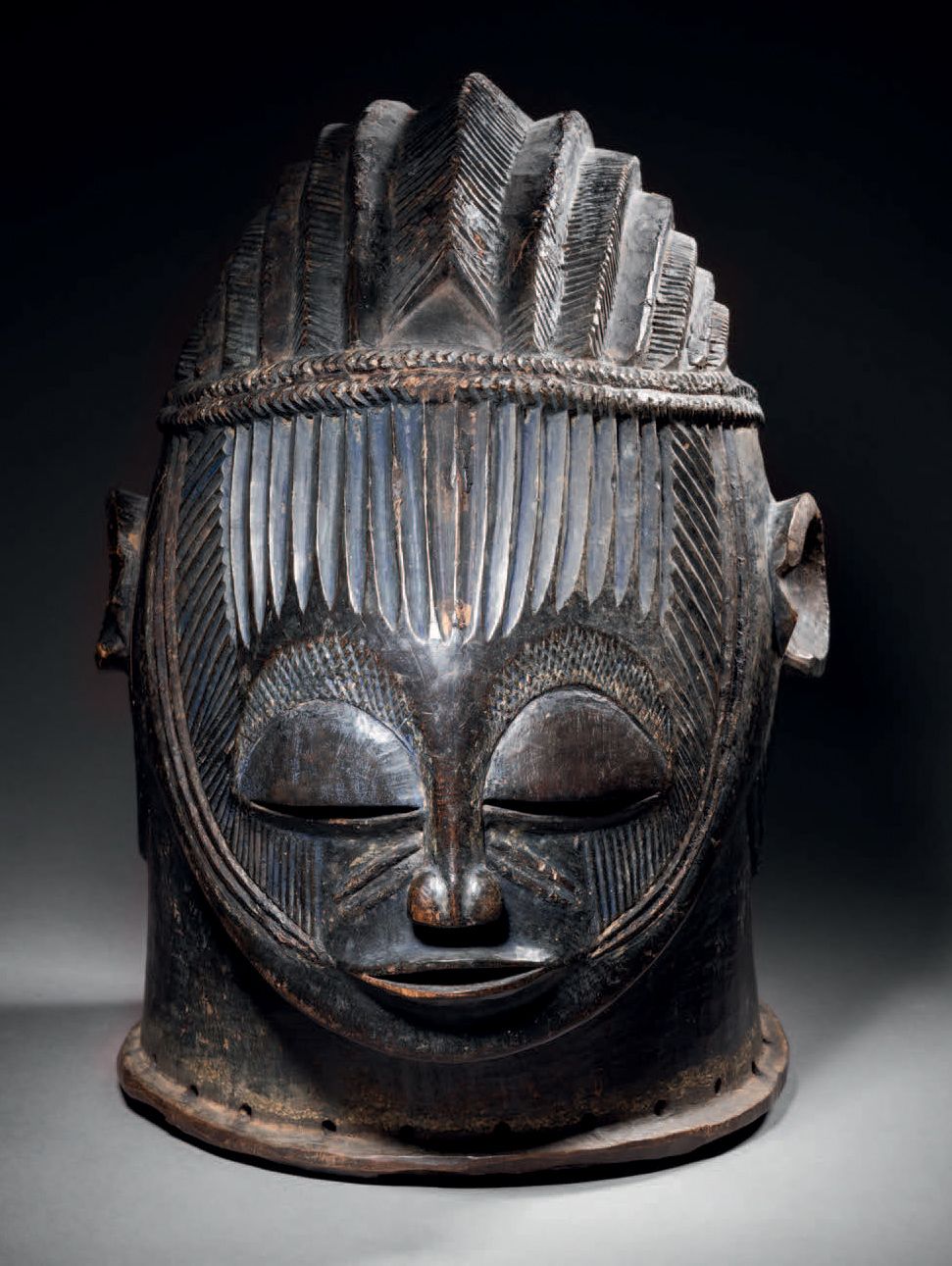 Null Ɵ Helmmaske, Igala, Nigeria
Um 1920
Hartholz mit sehr schöner Gebrauchspati&hellip;