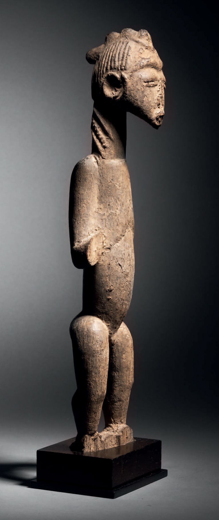 Null Statue, Baule, Elfenbeinküste
Holz mit grauer Krustenpatina
H. 41,5 cm
Figu&hellip;