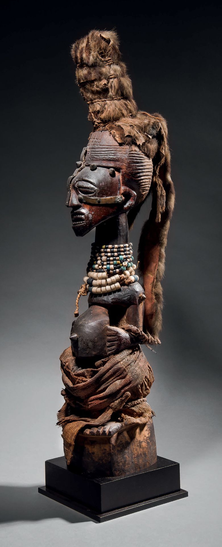 Null Nkisi Songye雕像，刚果民主共和国
硬木，有棕色铜锈，局部有渗出物，多色玻璃珠，金属板条和圆锥体，植物纤维，酒椰布，果子狸毛皮
高72.5厘&hellip;