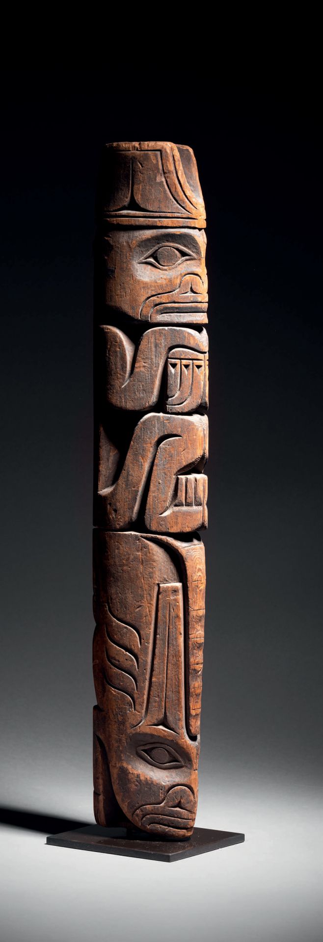 Null 图腾柱，加拿大不列颠哥伦比亚省
20世纪初
木雕
高57厘米
图腾柱模型，加拿大西北海岸
高22.5英寸
出处：
- 法国私人收藏
这里展示的雕塑是图&hellip;