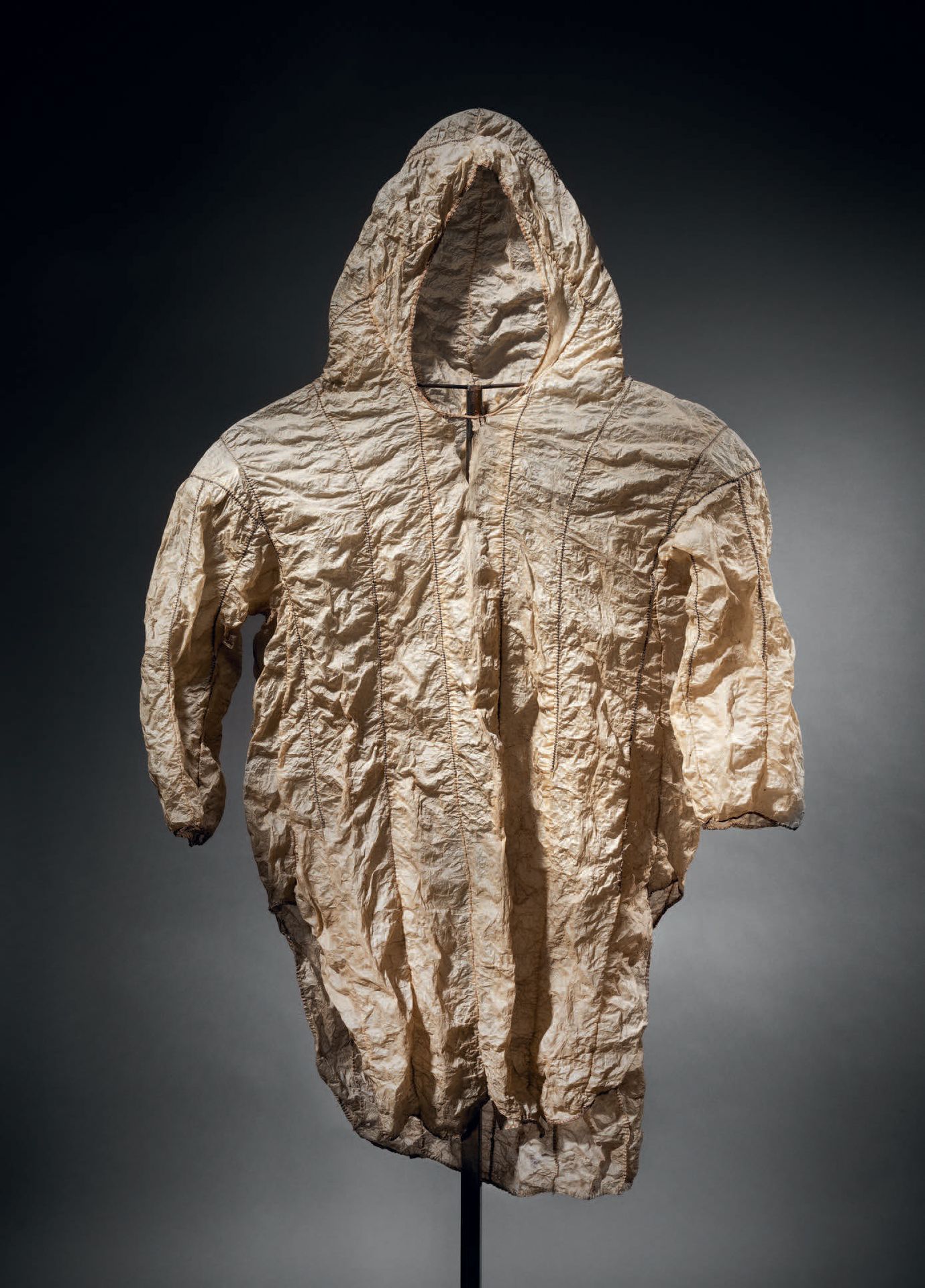 Null 夏季大衣，因纽特人（爱斯基摩人），阿拉斯加
20世纪初
海狮的肠子
高110厘米
大衣，因纽特人（爱斯基摩人），阿拉斯加
高。43 ¼ in
展览/出&hellip;