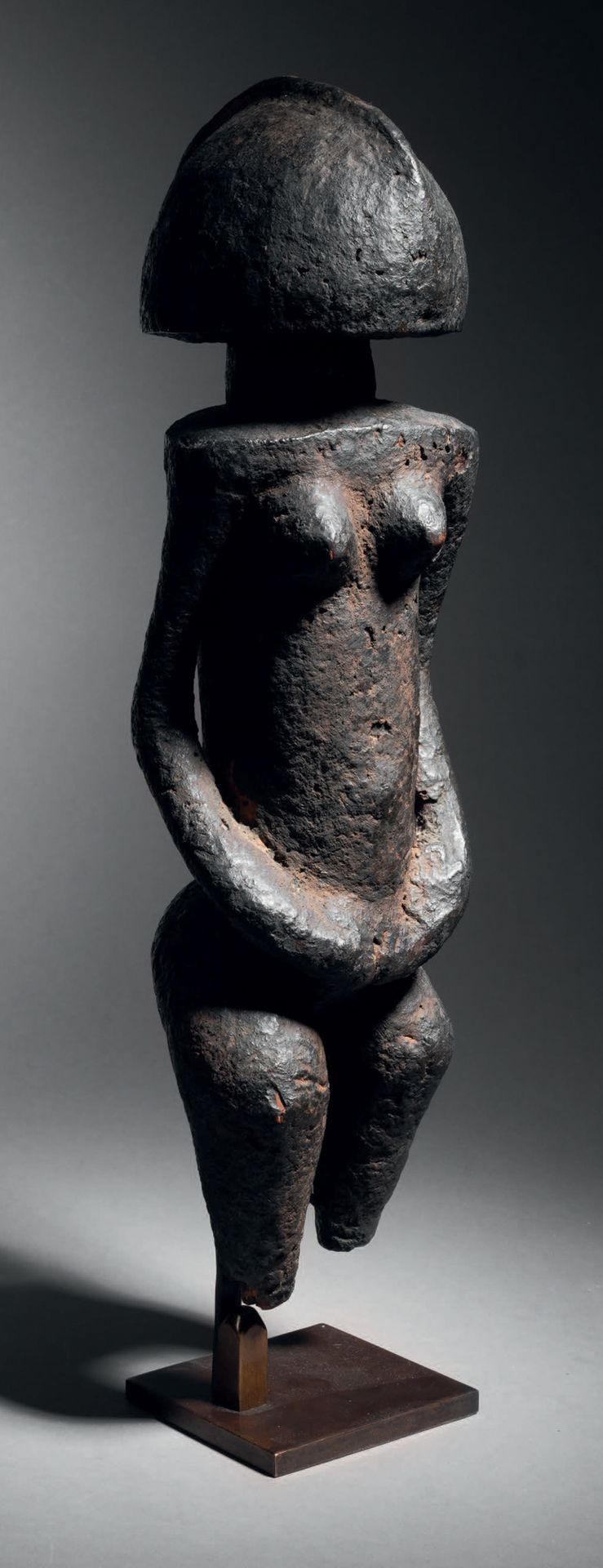 Null Statua, Dogon, Mali
Legno con spessa patina nera rituale, in parte trasudan&hellip;
