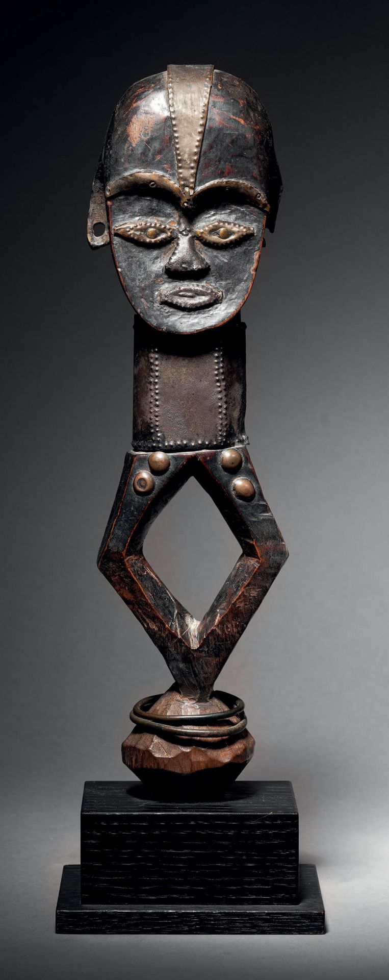 Null Ɵ Mbumba, Tsogho, Gabon
铜，装饰钉
高30厘米
Tshogo mbumba, Gabon
高11 ¾英寸
加蓬中部的文化马赛克&hellip;