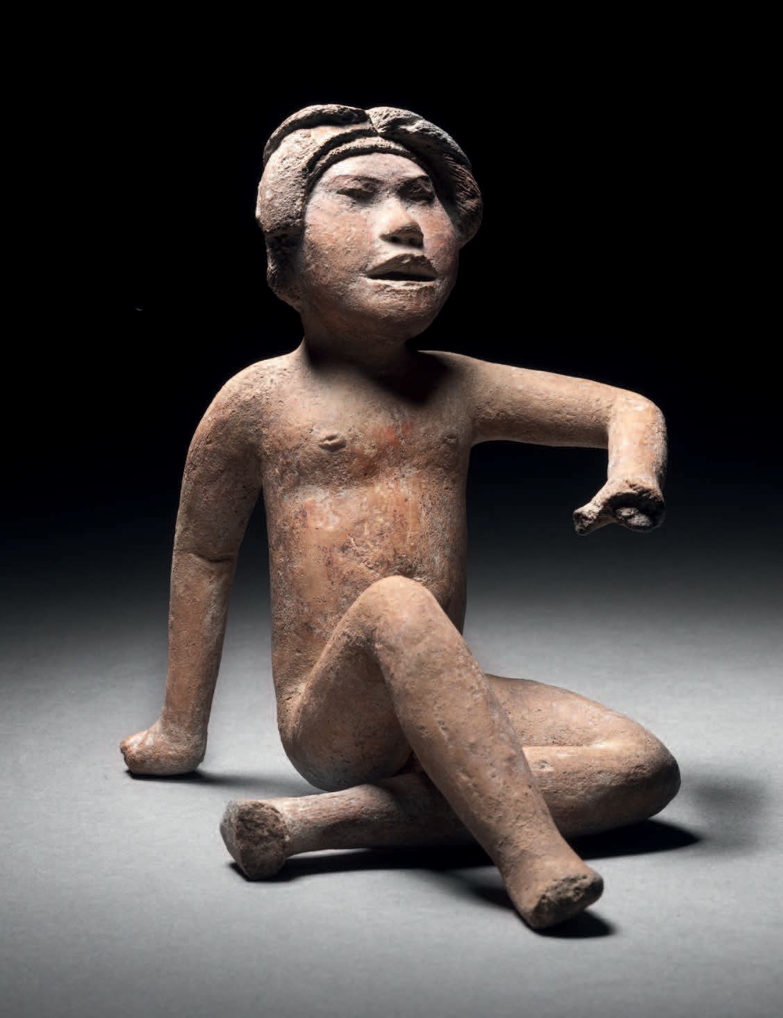 Null 坐像 墨西哥格雷罗州Xochipala文化
中古时期，公元前1200-900年
棕红色陶瓷，有红色颜料的遗迹
高11.2厘米
Xochipala坐像，&hellip;