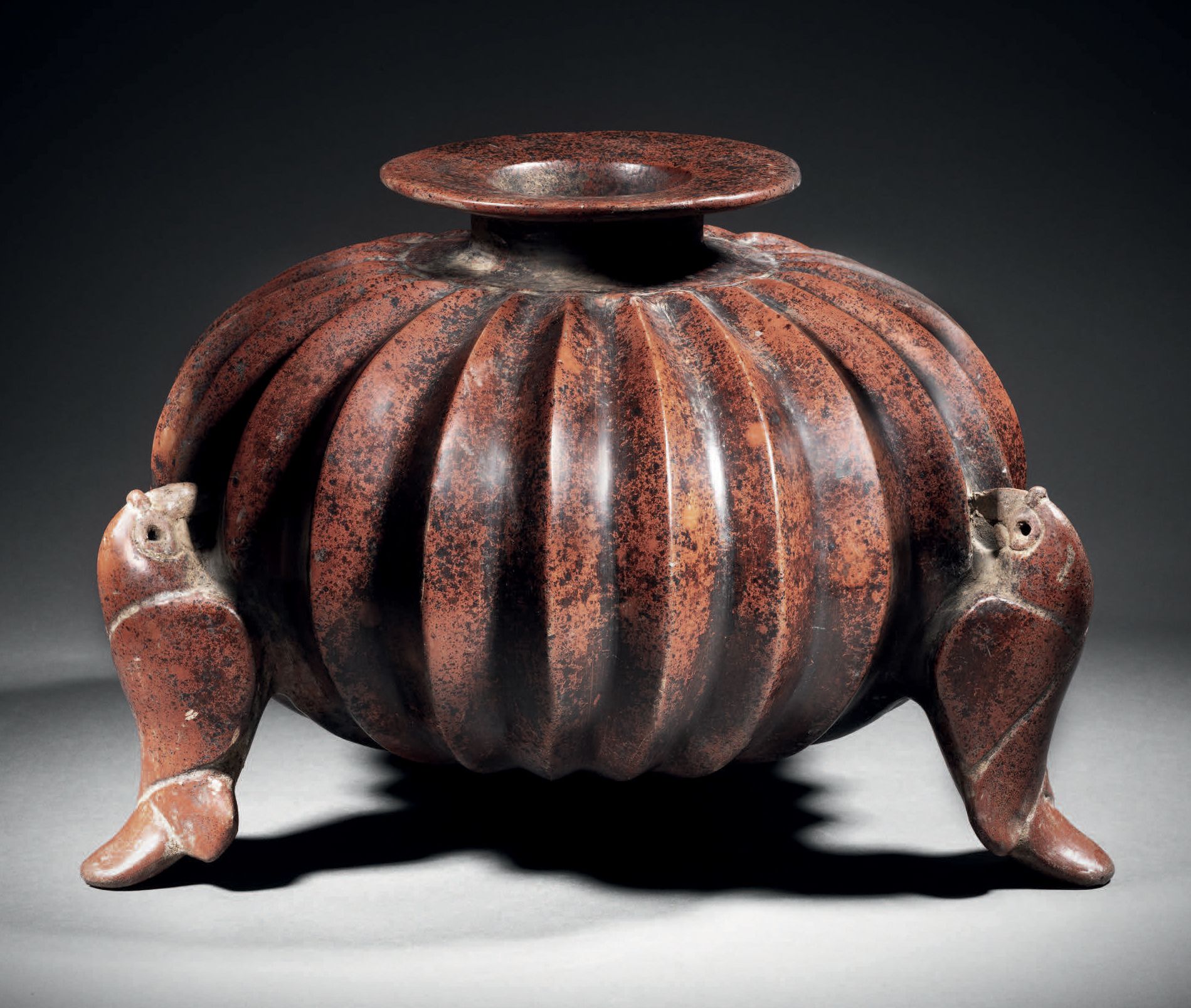 Null 花瓶 - COLOQUINTE支撑着三个鹦鹉 科利马文化，墨西哥西部
原古典主义，公元前100-公元250年C.
砖红色滑液的陶瓷，黑色氧化层
高22&hellip;