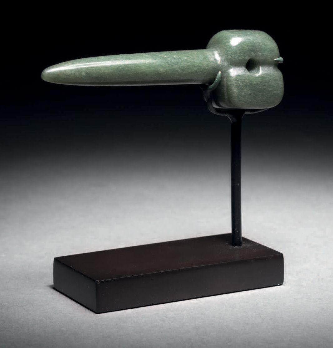Null 嗡嗡鸟形状的表演者 墨西哥奥尔梅克文化
前中期，公元前900-400年。C.
绿色玉石，表面有光泽
H. 2,5 cm - L. 7,8 cm
蜂鸟造&hellip;