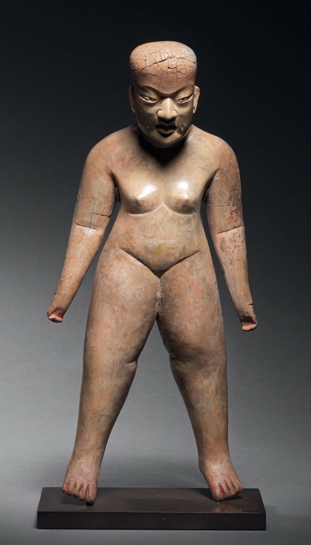 Null 裸体站立人像 奥尔梅克文化，拉斯波卡斯，墨西哥
中古时期，公元前1200-900年
陶器，粉褐色和奶油色滑液，有朱砂痕迹
高25厘米
奥尔梅克（拉斯波&hellip;