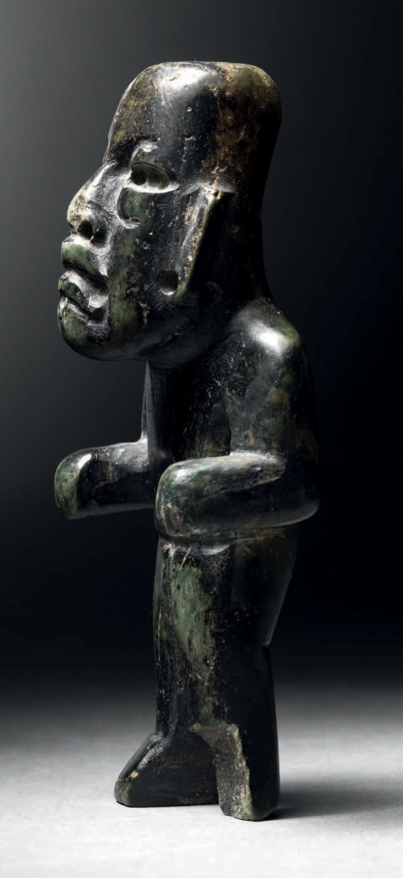Null 奥尔梅克文化，拉斯波卡斯，墨西哥
前中期，公元前900-400年。C.
深绿色蛇纹石，表面有光泽
高8.5厘米
Olmec站立的男子，头在肩上，深绿色&hellip;
