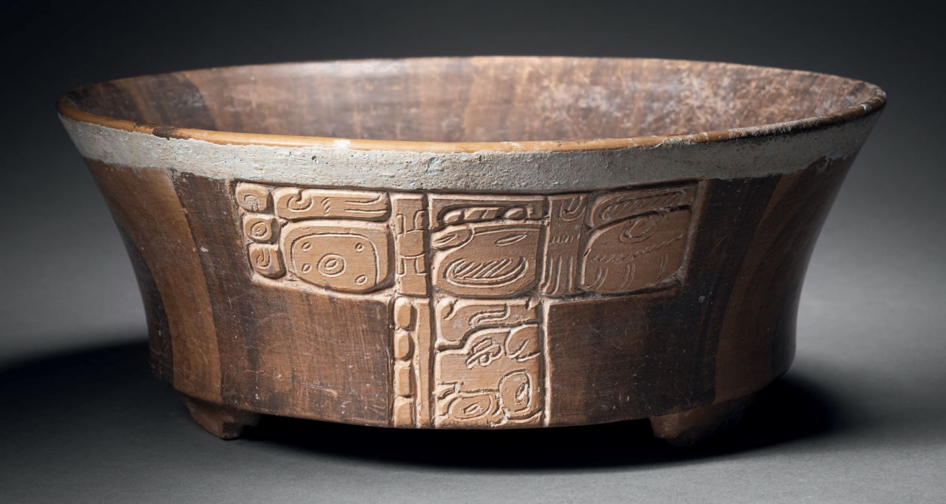 Null 墨西哥坎佩切或尤卡坦北部的玛雅文化
古代，公元600-900年。C.
带有棕色滑液和浅绿松石蓝色灰泥部分的雕刻陶瓷，高9厘米-D. 23厘米
玛雅灰泥&hellip;