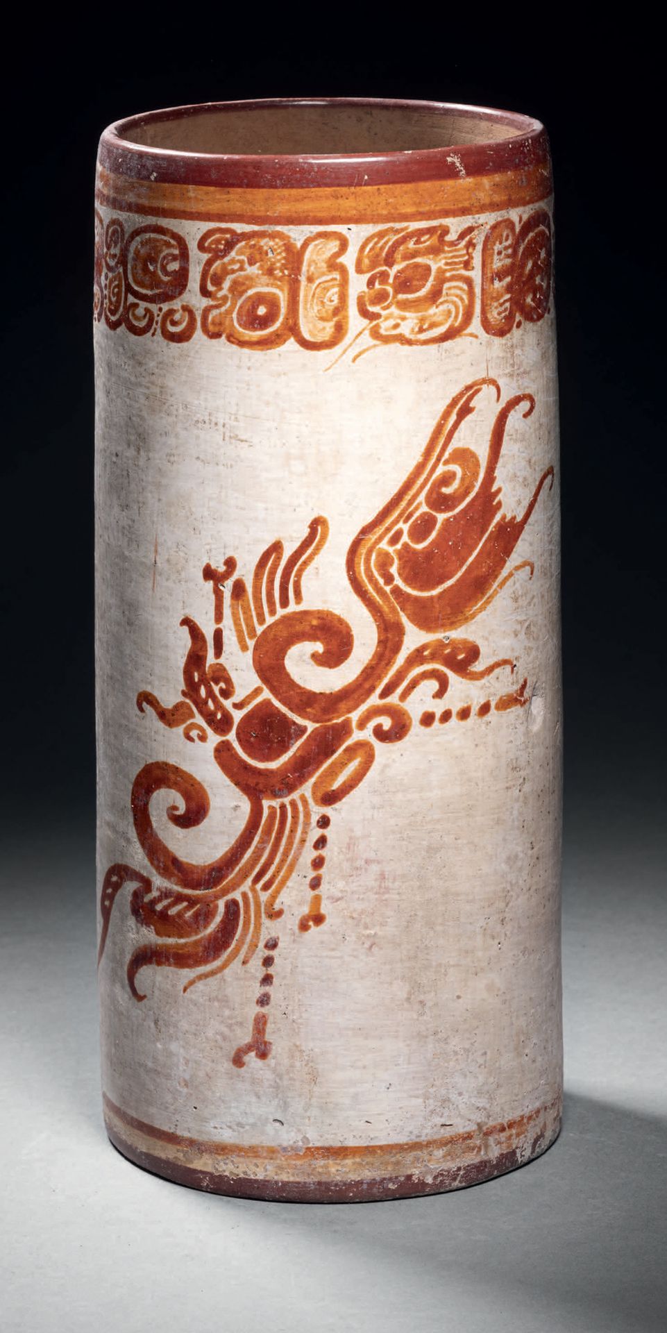 Null 装饰有两只 "睡莲龙 "头的花瓶
玛雅文化，危地马拉佩滕省东北部
古代晚期，公元600-900。C.
奶油滑板上的多色装饰陶瓷
高23.5厘米-深10&hellip;