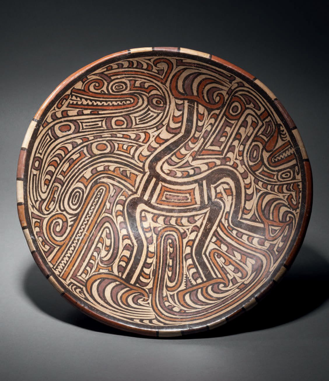 Null 戒指盘上的萨乌尔造型杯 巴拿马Macaracas的Cocle文化，公元850-1000年
浅米色滑石上的多色装饰陶瓷
高16厘米 - 深33厘米
Co&hellip;