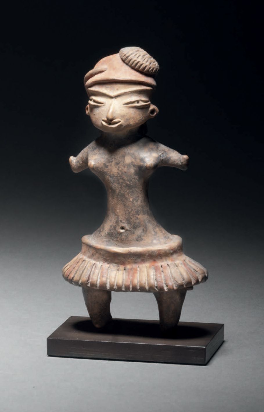 Null VENUS穿裙子 Tlatilco文化，墨西哥谷地，墨西哥
中古时期，公元前1200-900。C.
棕色陶瓷，有红色颜料的痕迹
高10.5厘米
Tla&hellip;