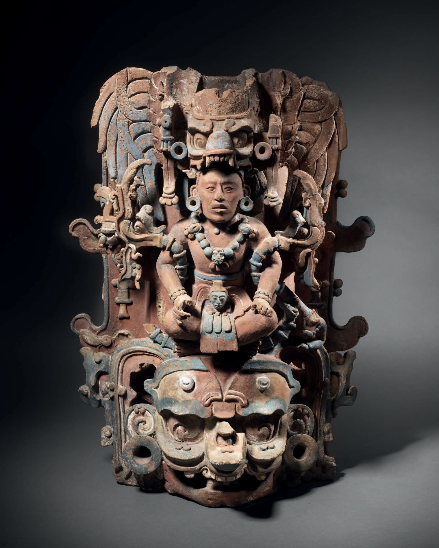 Null 杰出的香炉支架
代表一个坐着的领主 玛雅文化，恰帕斯，墨西哥
古典，公元600-900年
多色造型陶瓷
高58厘米 - 宽40厘米 - 深36厘米
玛&hellip;