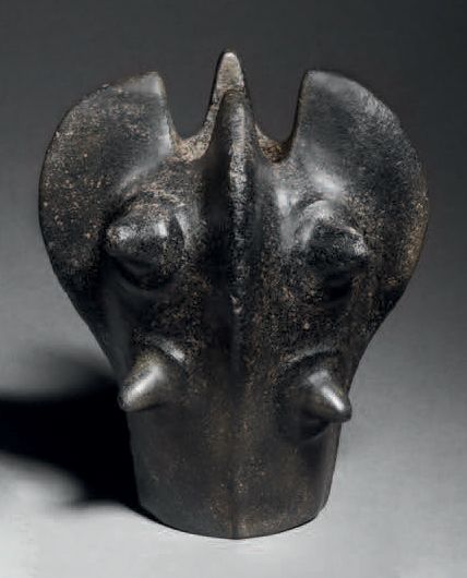 Null HEAD CASE Salinar文化，秘鲁
早期中级，公元前300年-公元100年
黑石
H. 11.5 cm
Salinar锏头，黑石，秘鲁。高4&hellip;