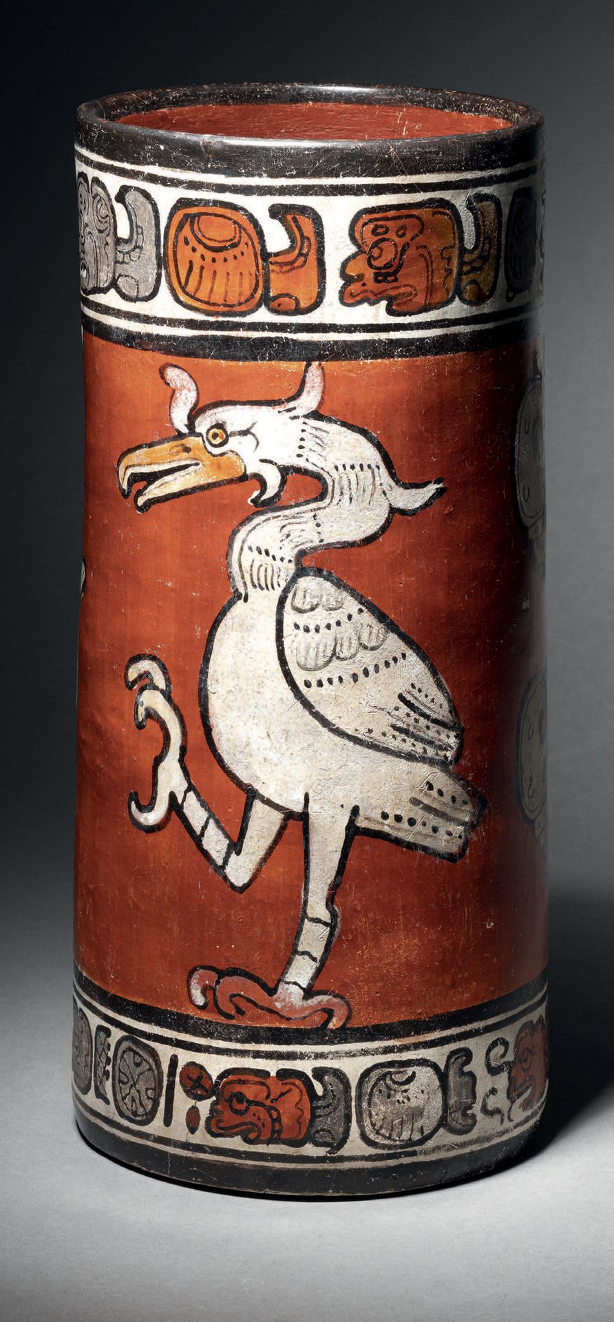 Null 带有AIGRETTES、CONQUES和GLYPHES的花瓶 玛雅文化，中佩滕，危地马拉
古代晚期，公元600-900年C.
红色和奶油色滑液上的多色&hellip;