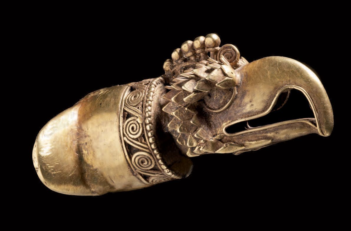 Null 罕见的LABRET - 鹰头 阿兹特克时期米斯特克文化，墨西哥
后古典时期，公元1300-1521年。C.
考古金
重量17.5克，长4.5厘米
米斯&hellip;