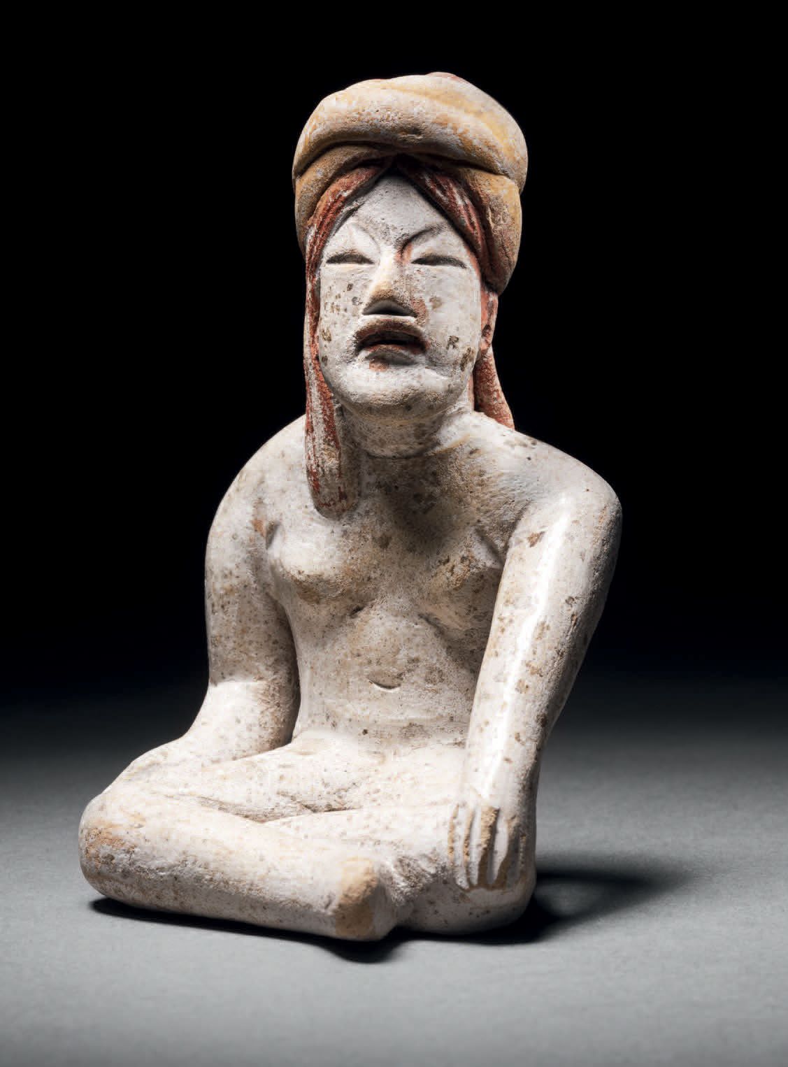 Null 坐着的雕像，带头巾 特拉蒂尔科文化，墨西哥谷地，墨西哥
中古时期，公元前1200-900。C.
陶瓷，有乳白色滑液和红色及橙色颜料的残余
高9.8厘米&hellip;