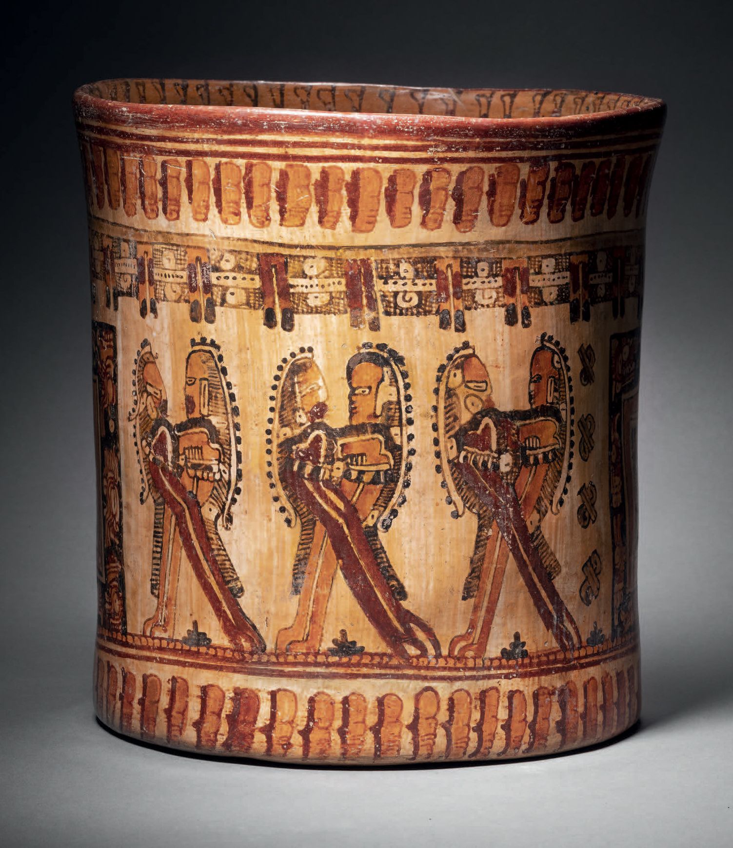 Null 装饰有人物图案的花瓶 玛雅文化，洪都拉斯
古代，公元600-900年。C.
多色陶瓷与米色-橙色滑液
高21厘米-深20厘米
玛雅圆柱形人物花瓶，多色&hellip;
