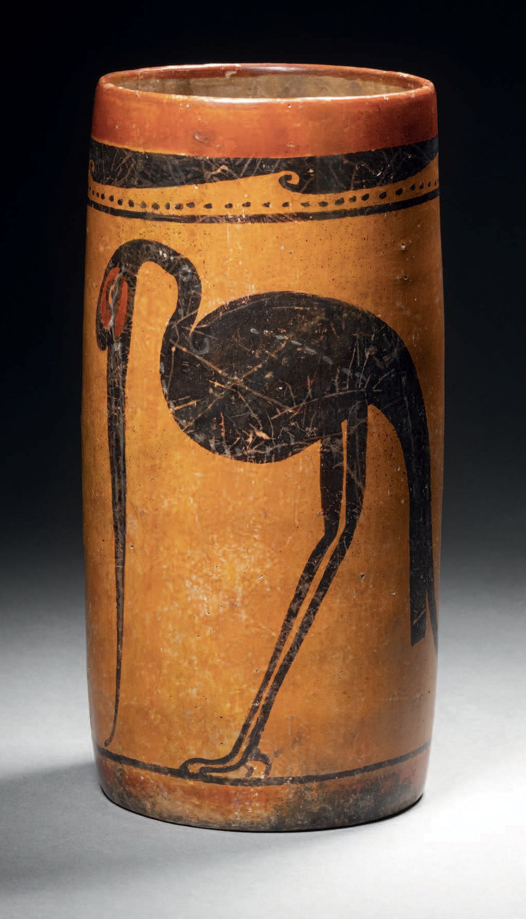 Null 饰有两只水鸟的重要花瓶 玛雅文化，墨西哥
古典，公元600-900年
橙色滑液上的多色陶瓷
高19厘米 - 深9厘米
玛雅多色圆柱形花瓶，有两只水鸟，&hellip;