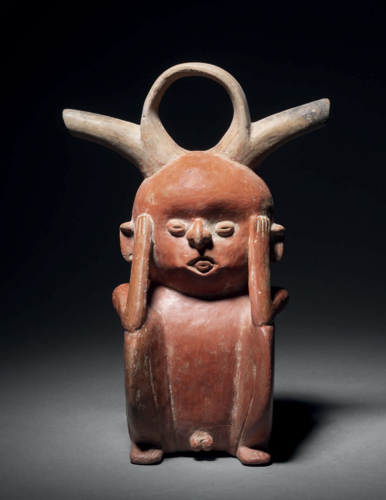 Null ALCARAZA代表一个蹲着的男性雕像的容器，Calima文化，哥伦比亚，公元前100年-公元500年
双色陶瓷与棕红色和米色滑液，钙质沉积
高21厘&hellip;