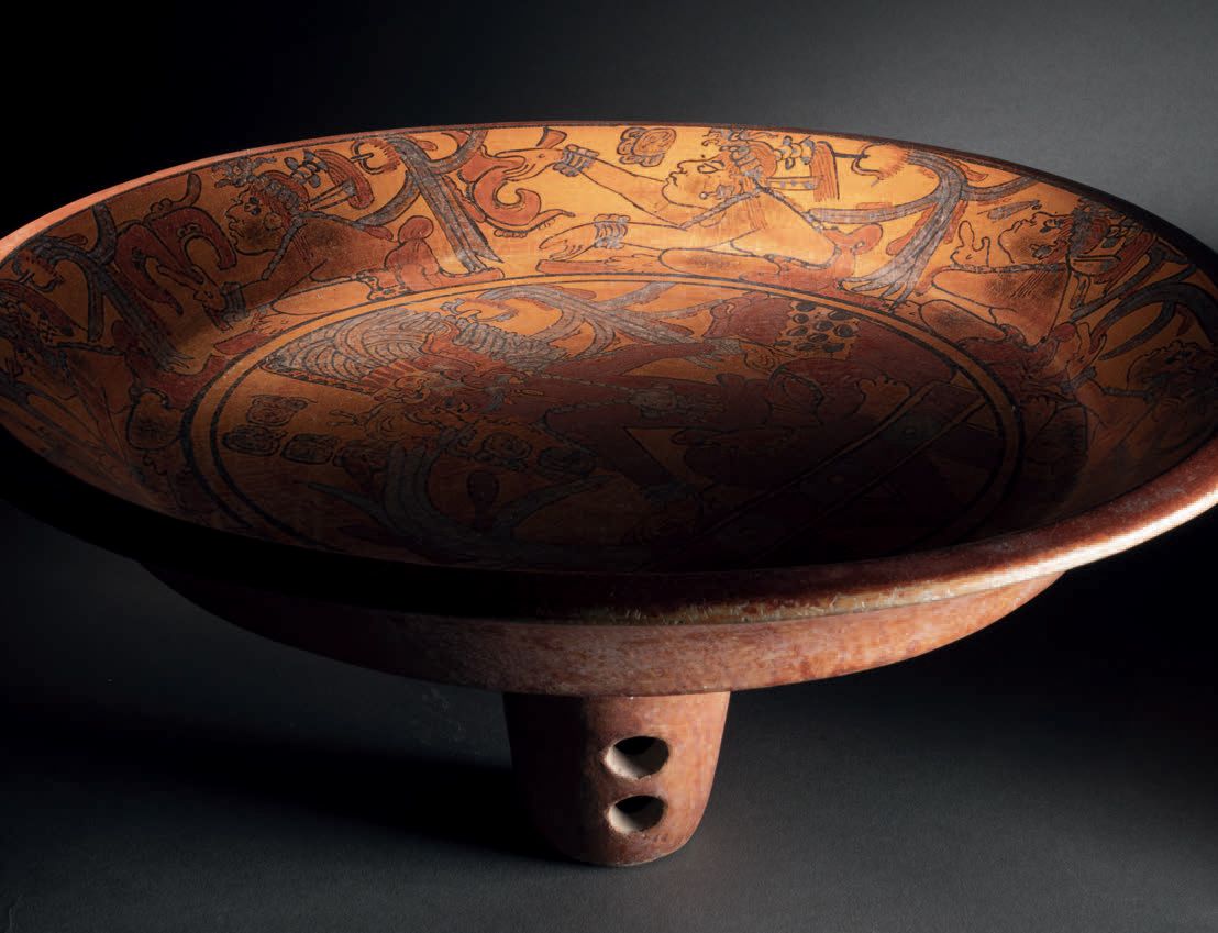 Null 玛雅文化，El Petén，危地马拉
古代，公元600-900年。C.
棕橙色滑液上的多色陶瓷
，高11.5厘米-D. 3.8厘米
玛雅多色三角盘，尺&hellip;