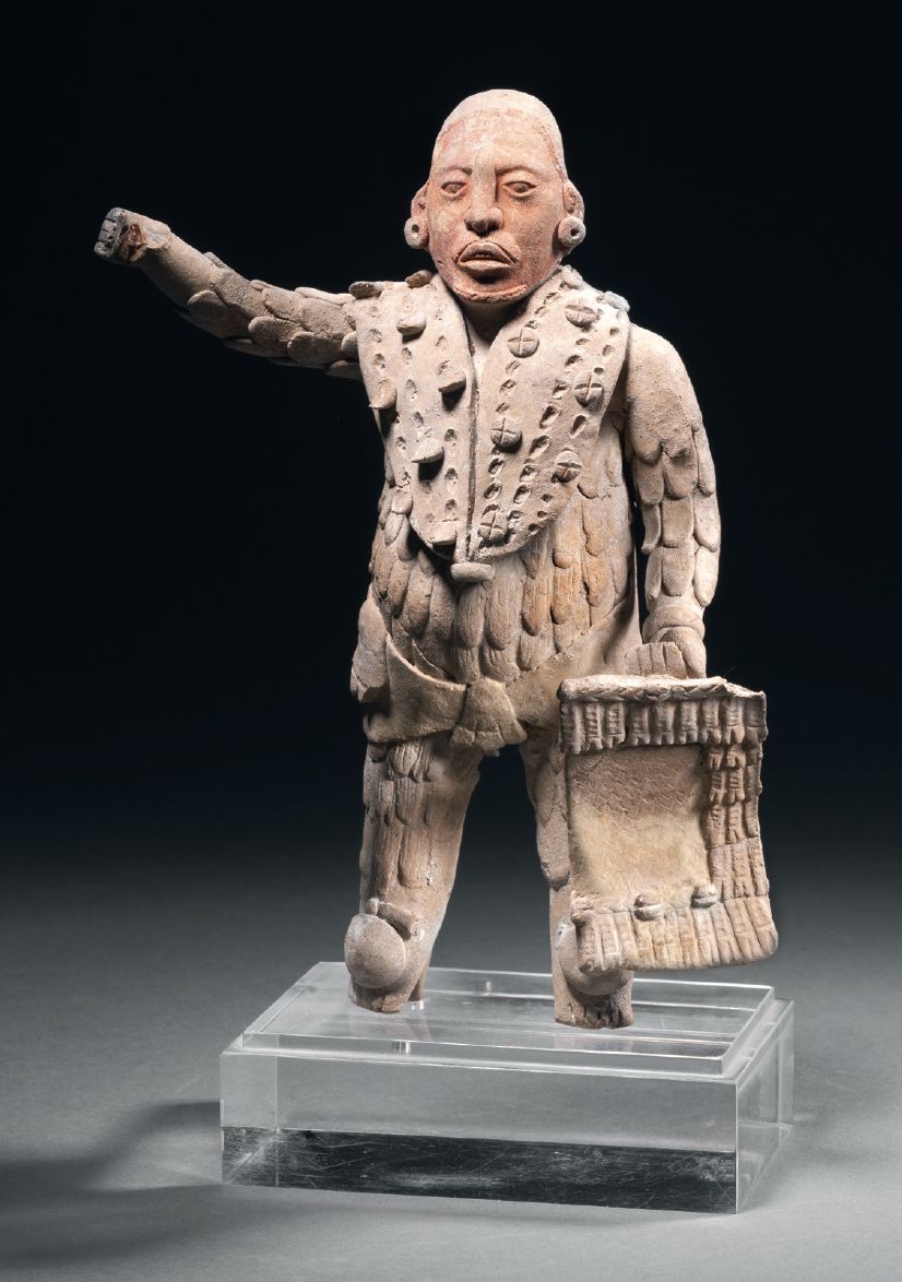 Null 站立的战士拿着盾牌 玛雅文化，墨西哥Jaina岛
古代晚期，公元600-900年。C.
浅米色陶瓷，有红色颜料的残余
高19厘米
玛雅(Jaina)带&hellip;