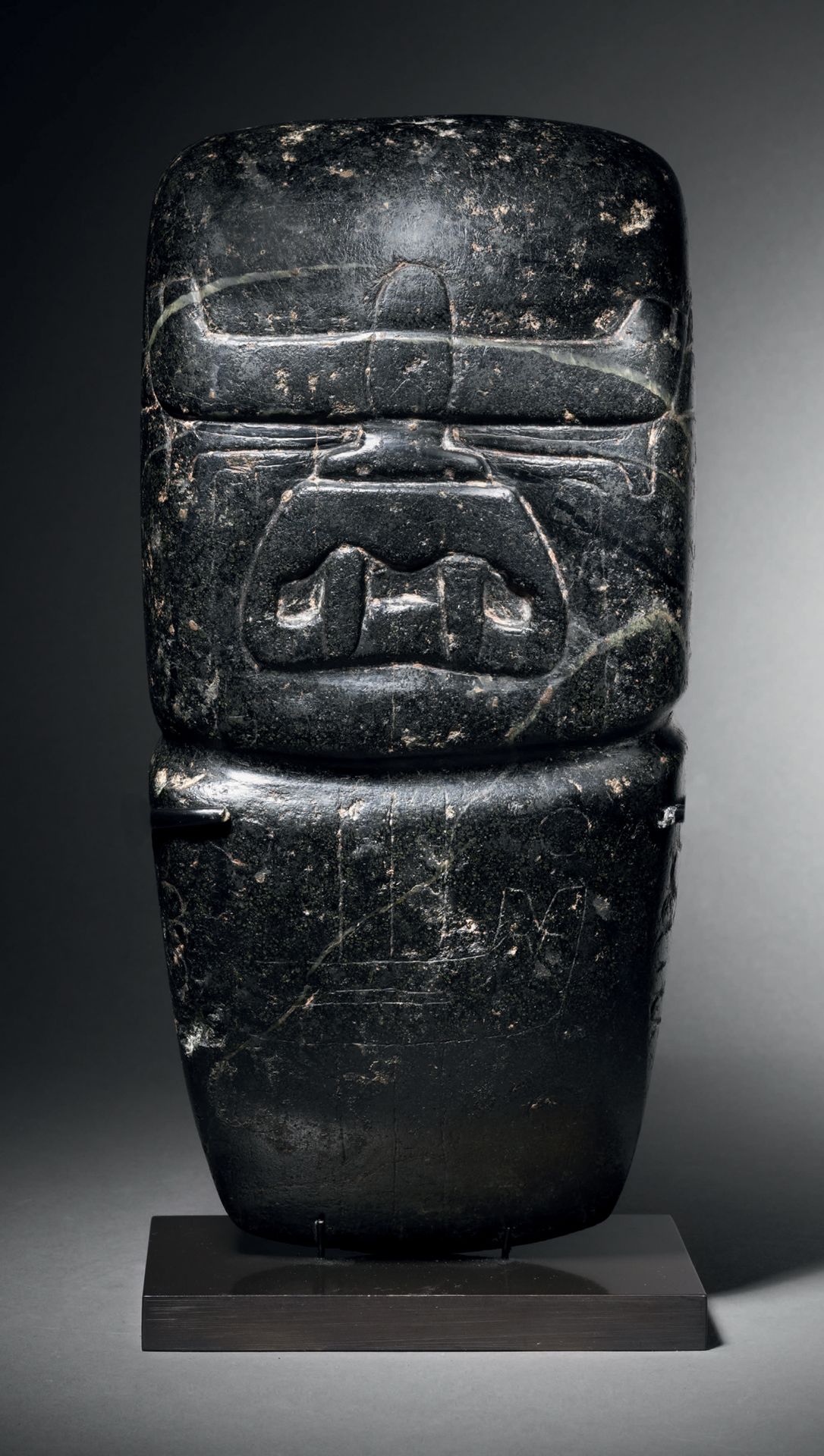 Null 带有WERE-JAGUAR特征的VOTIVE AXE 奥尔梅克文化，墨西哥
前中期，公元前900-400。C.
深绿色蛇纹石，有浅绿色脉络
高27厘米&hellip;