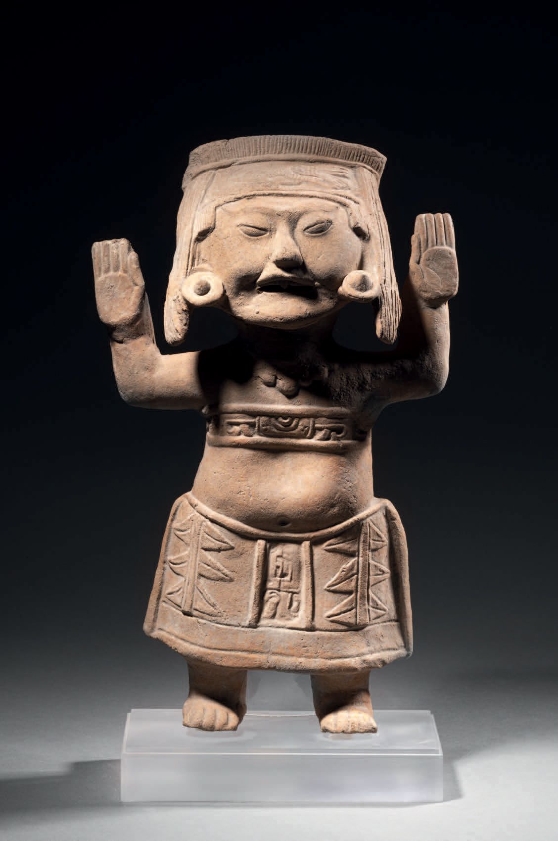 Null 微笑的舞者
韦拉克鲁斯文化，雷莫哈达斯，墨西哥墨西哥湾沿岸
古典，公元600-900年
米色-橙色陶瓷
高34.5厘米
韦拉克鲁斯（雷莫哈达斯）站立微&hellip;