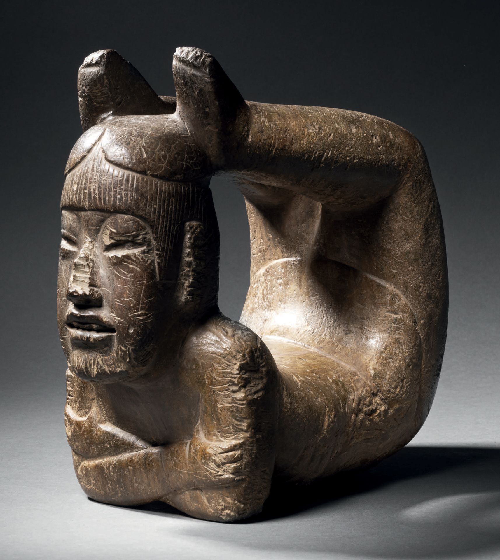Null 杰出的ACROBATE
奥尔梅克文化，墨西哥
中古时期，公元前900-400年。C.
棕色皂石，有美丽的铜锈
高23厘米-宽26厘米
Olmec变形金&hellip;