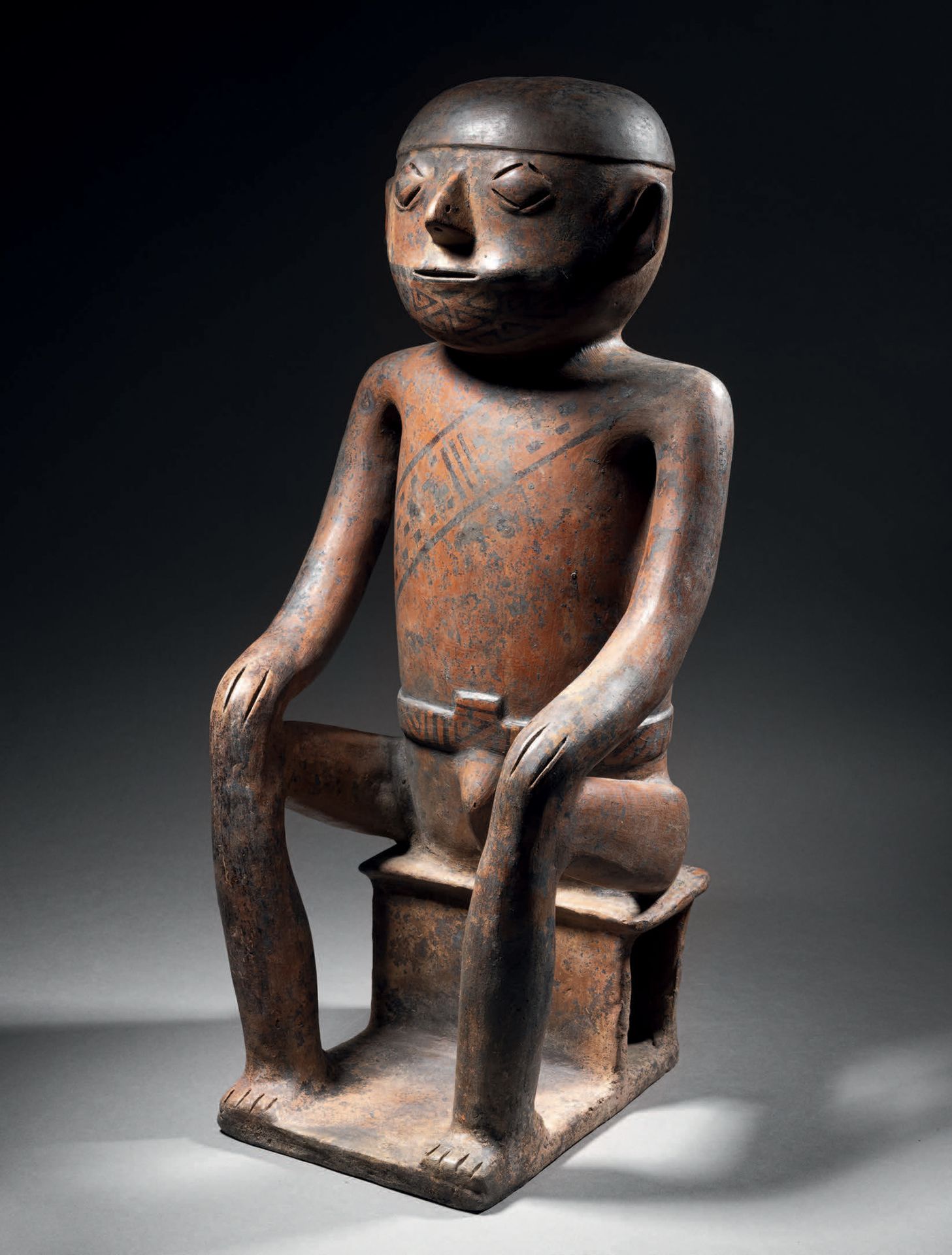 Null 重要的坐在长椅上的科奎罗 纳里尼奥文化，卡普利，哥伦比亚-厄瓜多尔边境，公元850-1500年
红棕色陶瓷，黑色装饰性涂料，大量黑色氧化物
高48厘米&hellip;