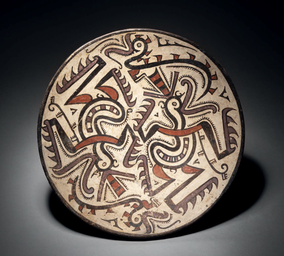Null 装饰有两个移动的神奇动物的杯子 科克莱文化，康特，巴拿马，公元700-1150年。C.
浅米色滑板上的陶瓷多色装饰
高4.5厘米-深30厘米
Cocl&hellip;