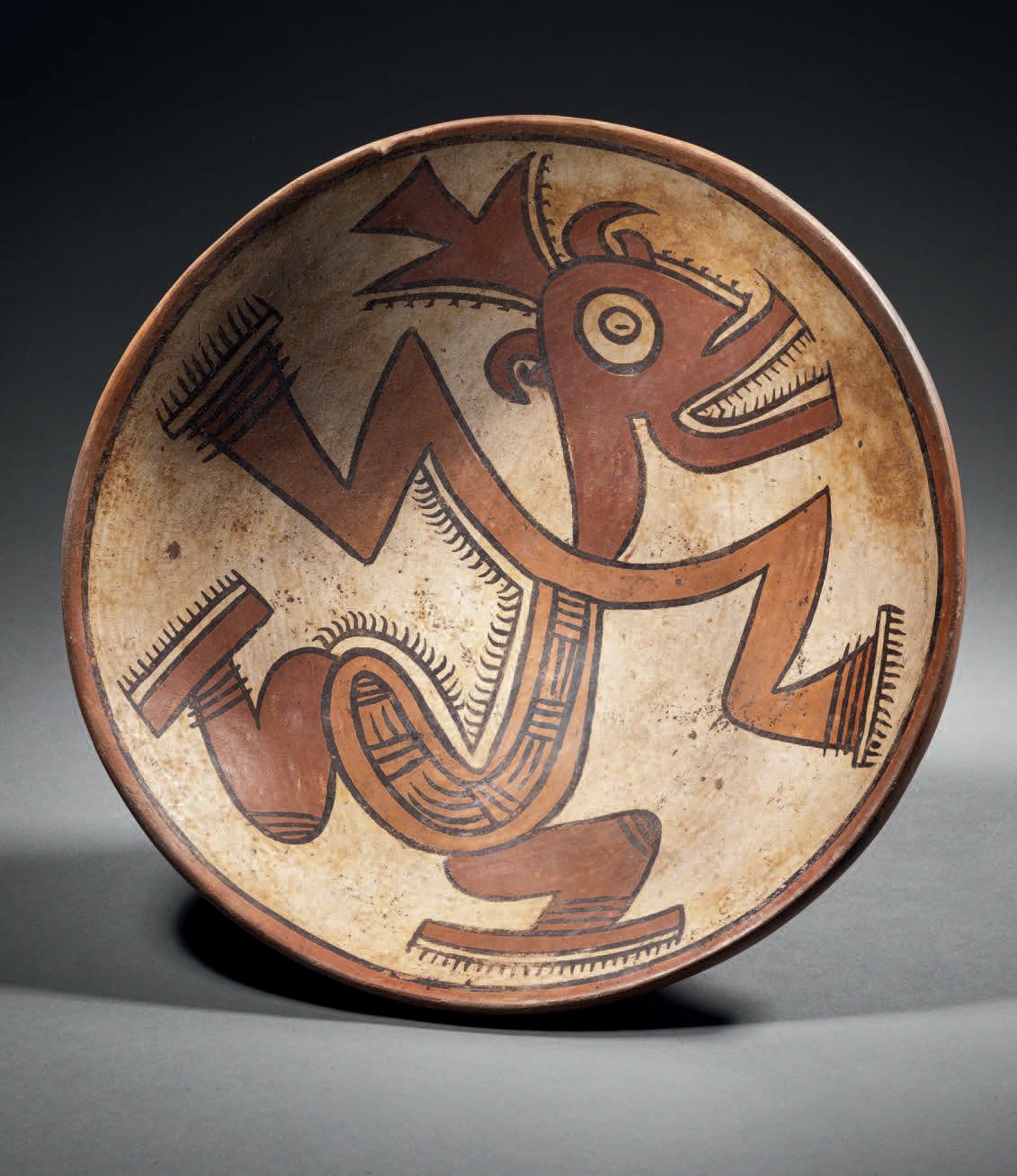 Null 绘有舞动的动物装饰的杯子 巴拿马康特的科克莱文化，公元700-1150年。C.
乳白色滑液上有多色装饰的陶瓷
高8厘米-深26.5厘米
Cocle (&hellip;