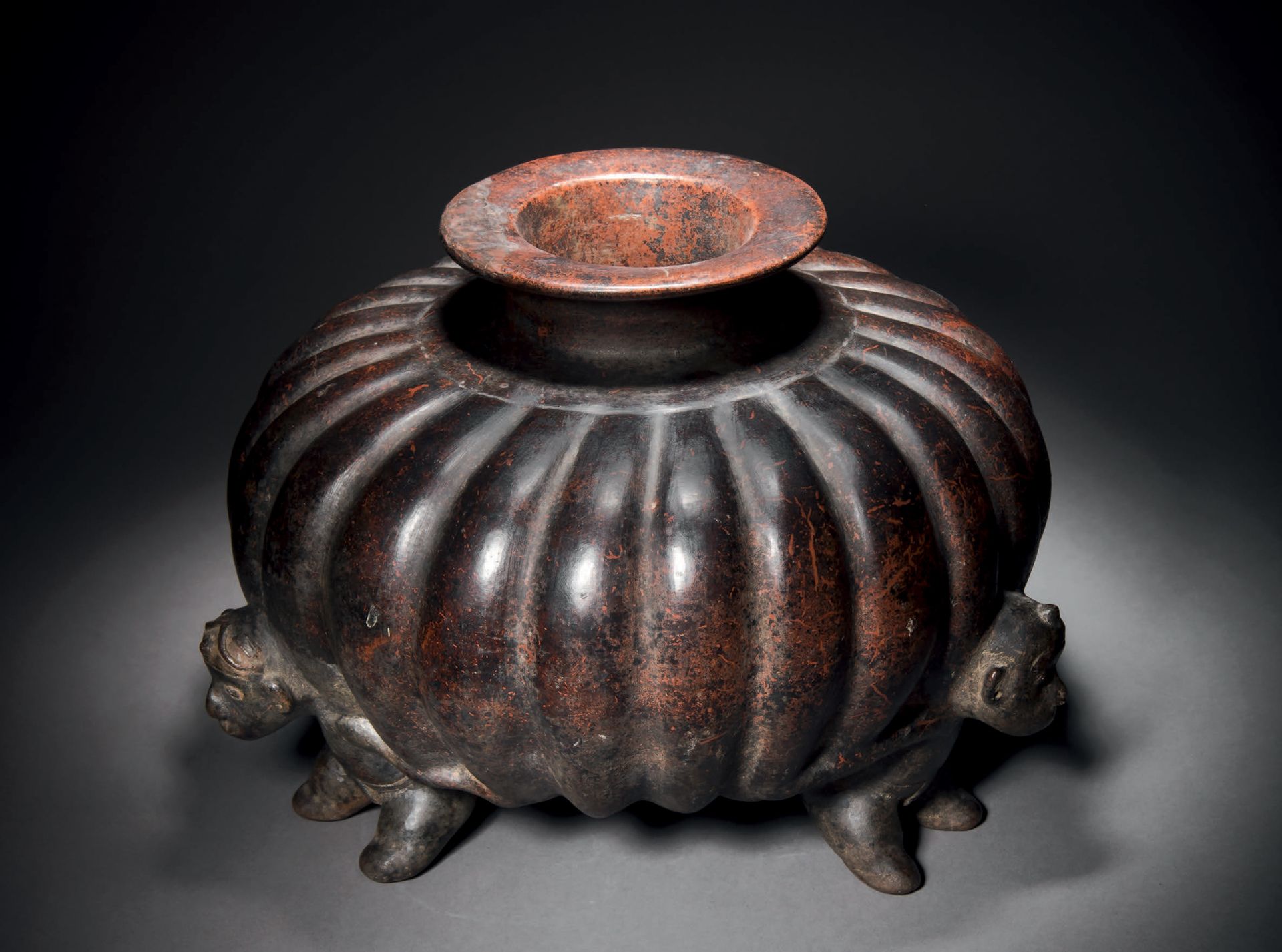 Null 花瓶 - 三人携带的COLOQUINTE 科利马文化，墨西哥西部
原古典主义时期，公元前100-公元250年C.
陶瓷，红褐色滑液，严重氧化成黑色
高&hellip;