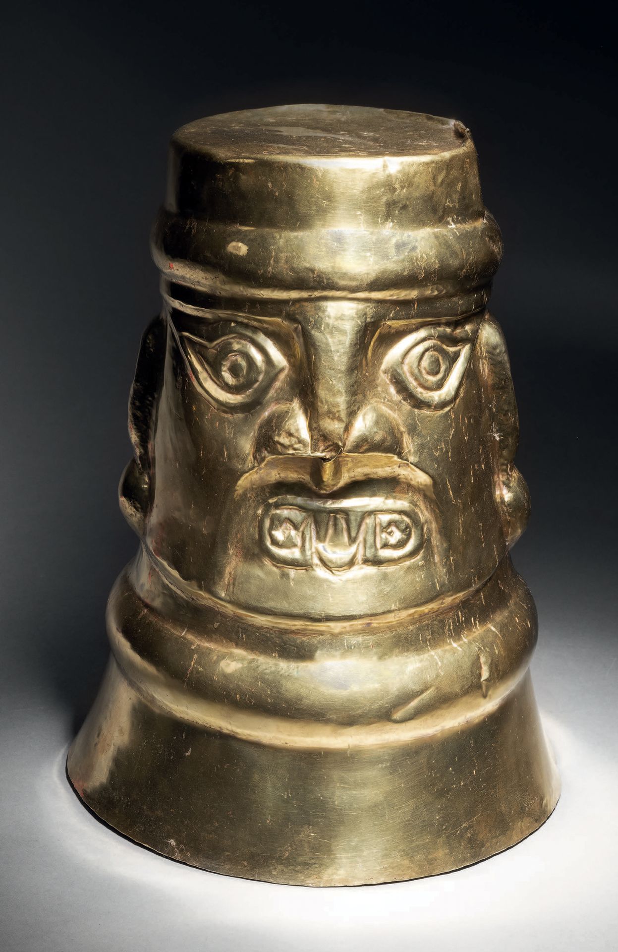 Null EXCEPTIONAL GOBELET 秘鲁Sicán的Lambayeque文化
中层末期，中层末期早期，公元900-1100年
考古金
重量855克&hellip;