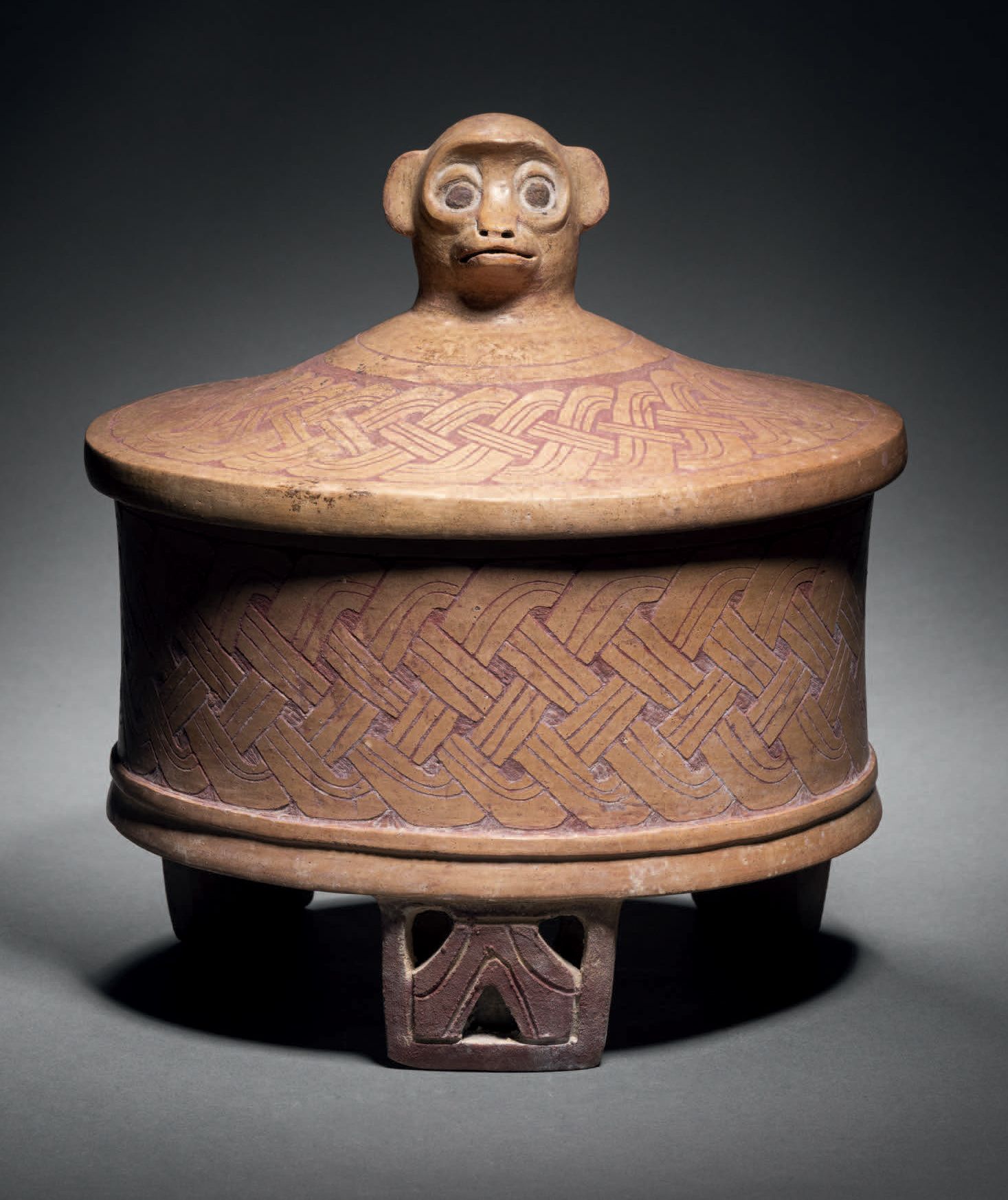 Null 带猴头装饰的三角瓶 玛雅文化，佩滕-危地马拉
早期经典，公元400-600年
带米色滑石和红紫色颜料残留物的陶瓷
高22厘米-深20厘米
玛雅带猴头装&hellip;