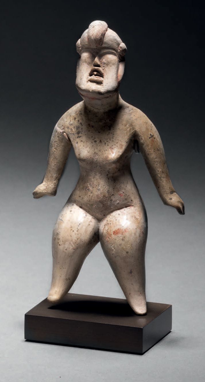 Null 裸体站立的女人 奥尔梅克文化，拉斯波卡斯，墨西哥
中古时期，公元前1200-900年
乳白色陶瓷，有红色颜料的残余
高10.5厘米
奥尔梅克（拉斯波卡&hellip;