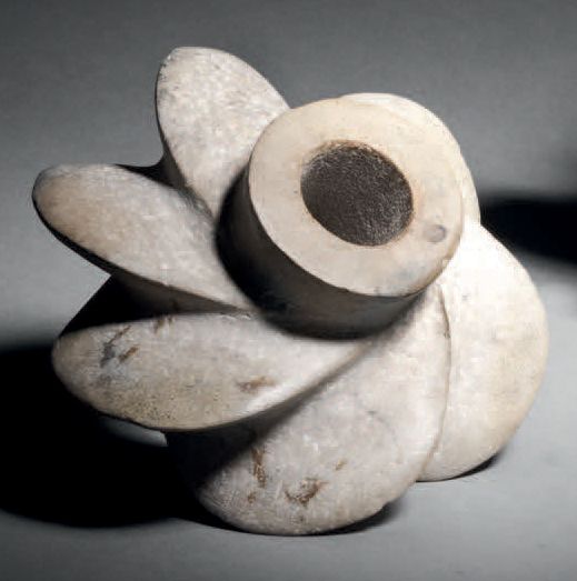 Null 健康形成的头颅 萨利纳文化，秘鲁
早期中级，公元前300年-公元100年。C.
硬褐灰色石头
高7.5厘米
Salinar锏头，有螺旋脊，硬褐灰色石头&hellip;