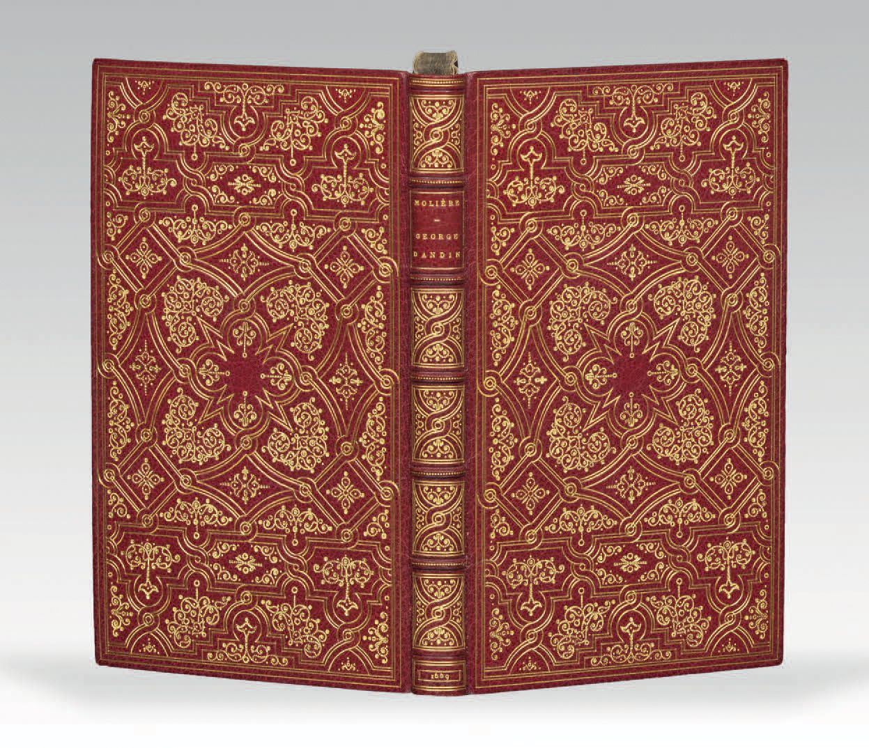 MOLIERE. 乔治-丹丁，或称 "困惑的玛丽"。巴黎，让-里布，1669年。12开本，红色摩洛哥，木板上装饰有丰富的格子，上面布满了丝状的铁片，书脊上有装饰&hellip;