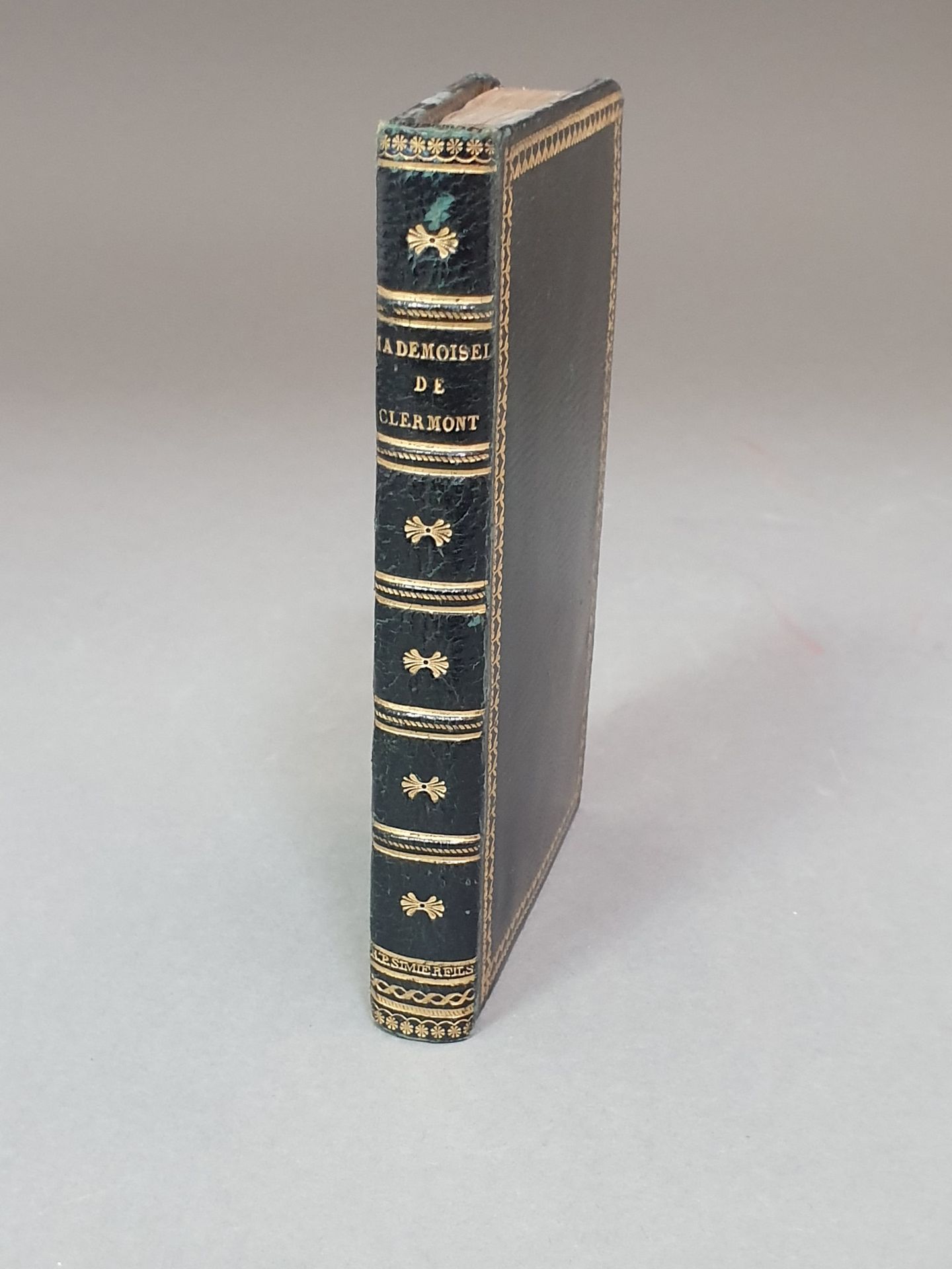 Null 根利斯（德夫人）。克莱蒙特小姐》，一个风景如画的短篇小说。巴黎，马拉丹，1813年。18开本，黑色长纹摩洛哥，鎏金轮纹，书脊装饰，内轮纹，鎏金边缘（S&hellip;
