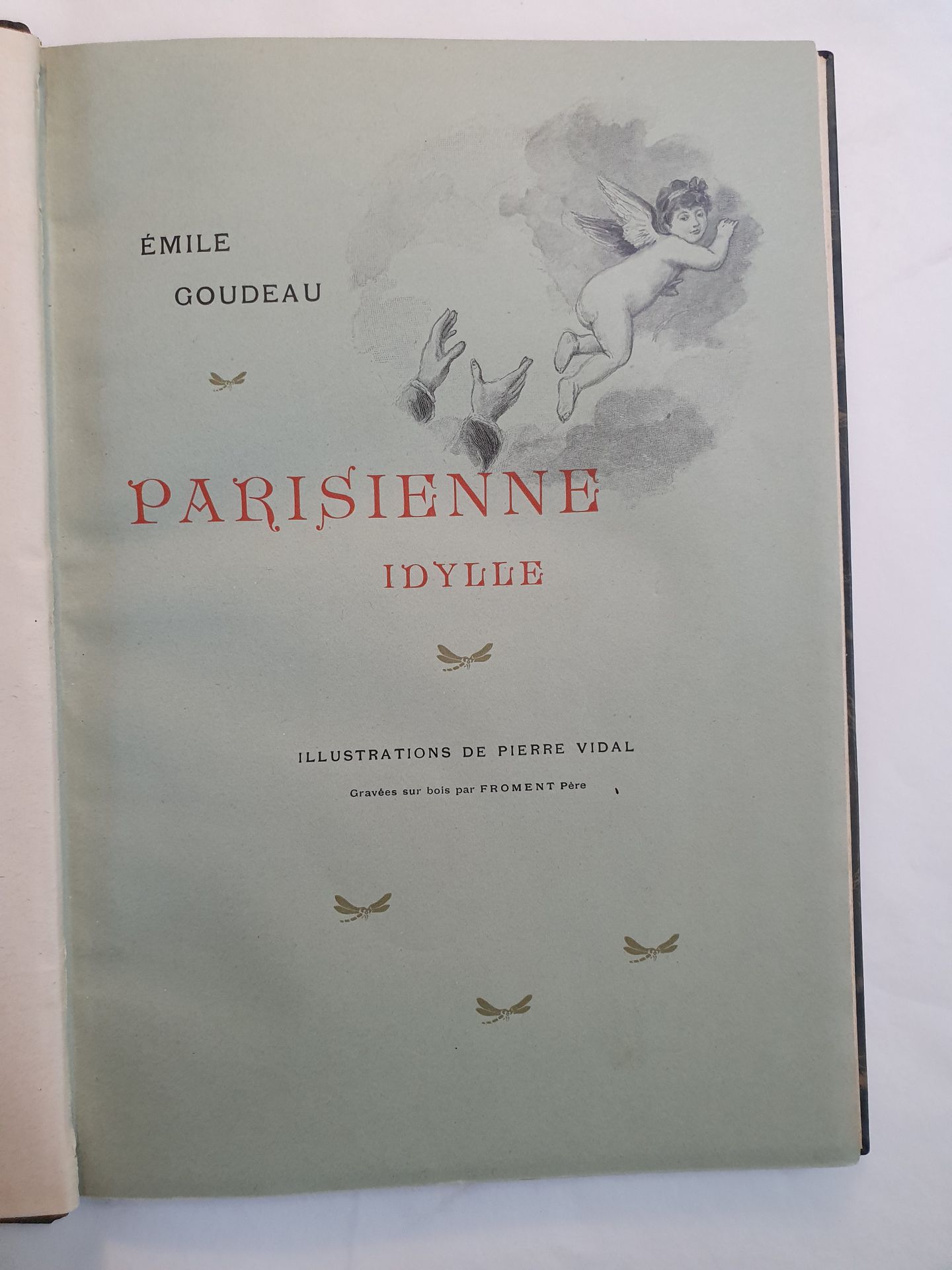 Null GOUDEAU（埃米尔）。巴黎偶像。巴黎，为查尔斯-穆尼耶印制，1903年。8开本，bradel灰蓝色鹿皮小牛皮，第一版装饰着以一只猫在白色的圆背上做&hellip;