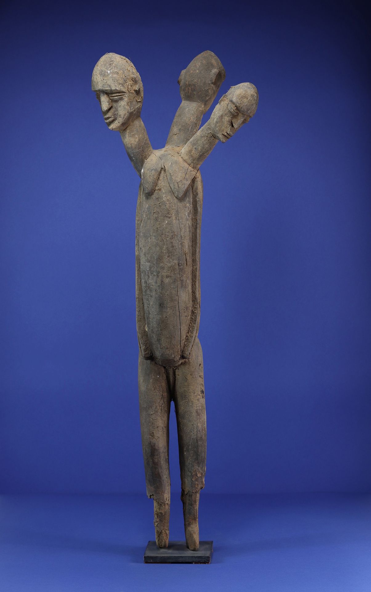 Null 
Rare et imposante statue figurant un corps tricéphale, les bras collés au &hellip;