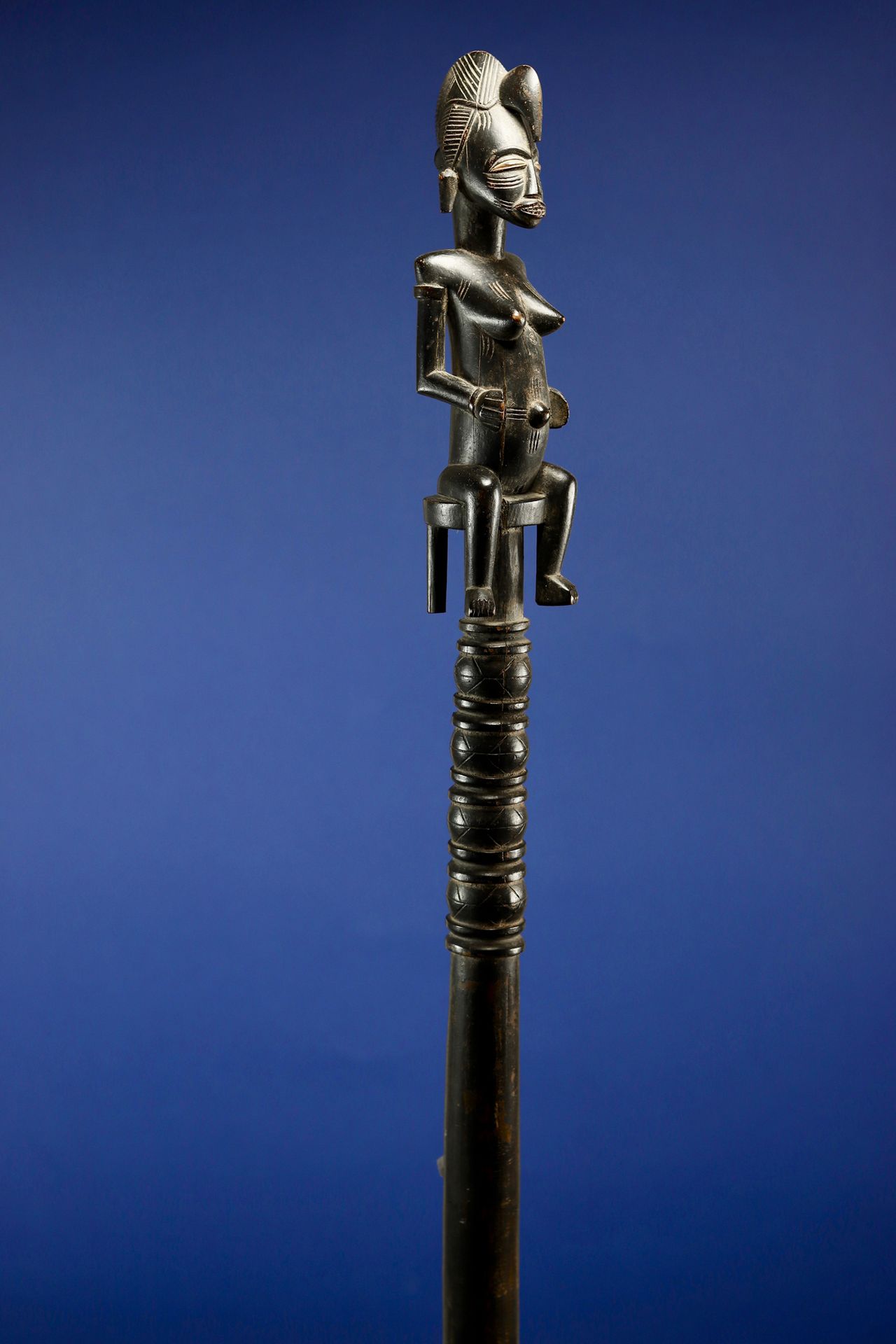 Null 
Tefalipitya修行者的手杖，顶部刻有一个坐在凳子上的女性形象。 



带有棕色铜锈的木材。 



塞努弗，象牙海岸。 



H.149&hellip;