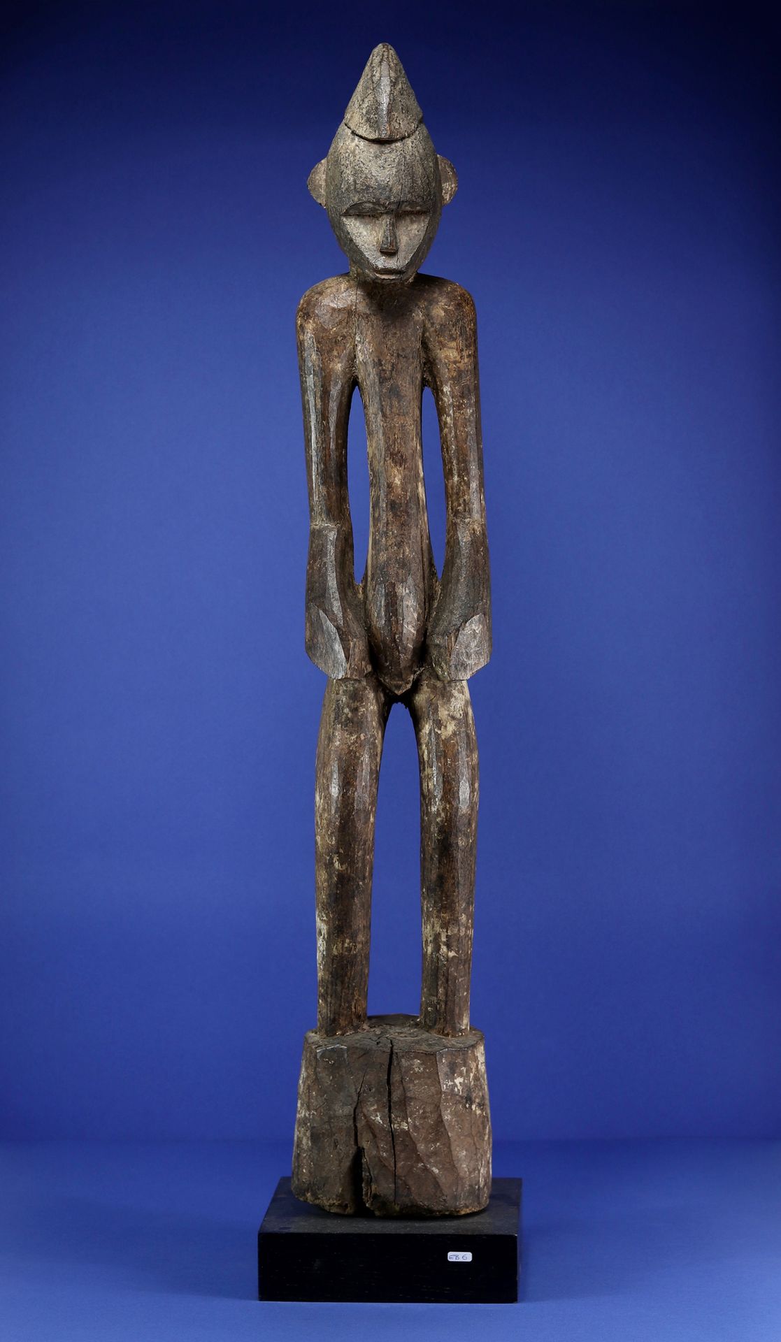 Null 
Imposante Statue einer männlichen Figur, die mit den Armen an den Seiten s&hellip;
