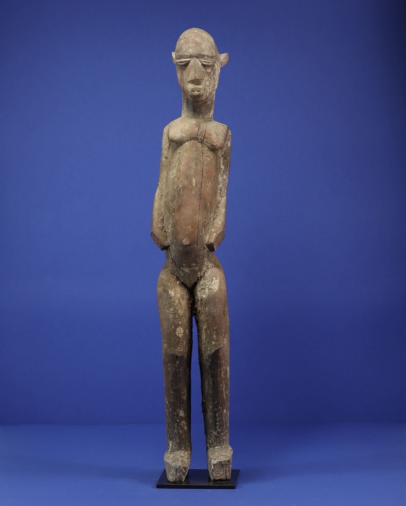 Null 
代表一个站立的女性形象的大型雕像。腿部的曲线很有张力。 



坚硬的木头，有土黄色的光泽，有高岭土的痕迹。 



洛比-普古利，布基纳法索。 
&hellip;