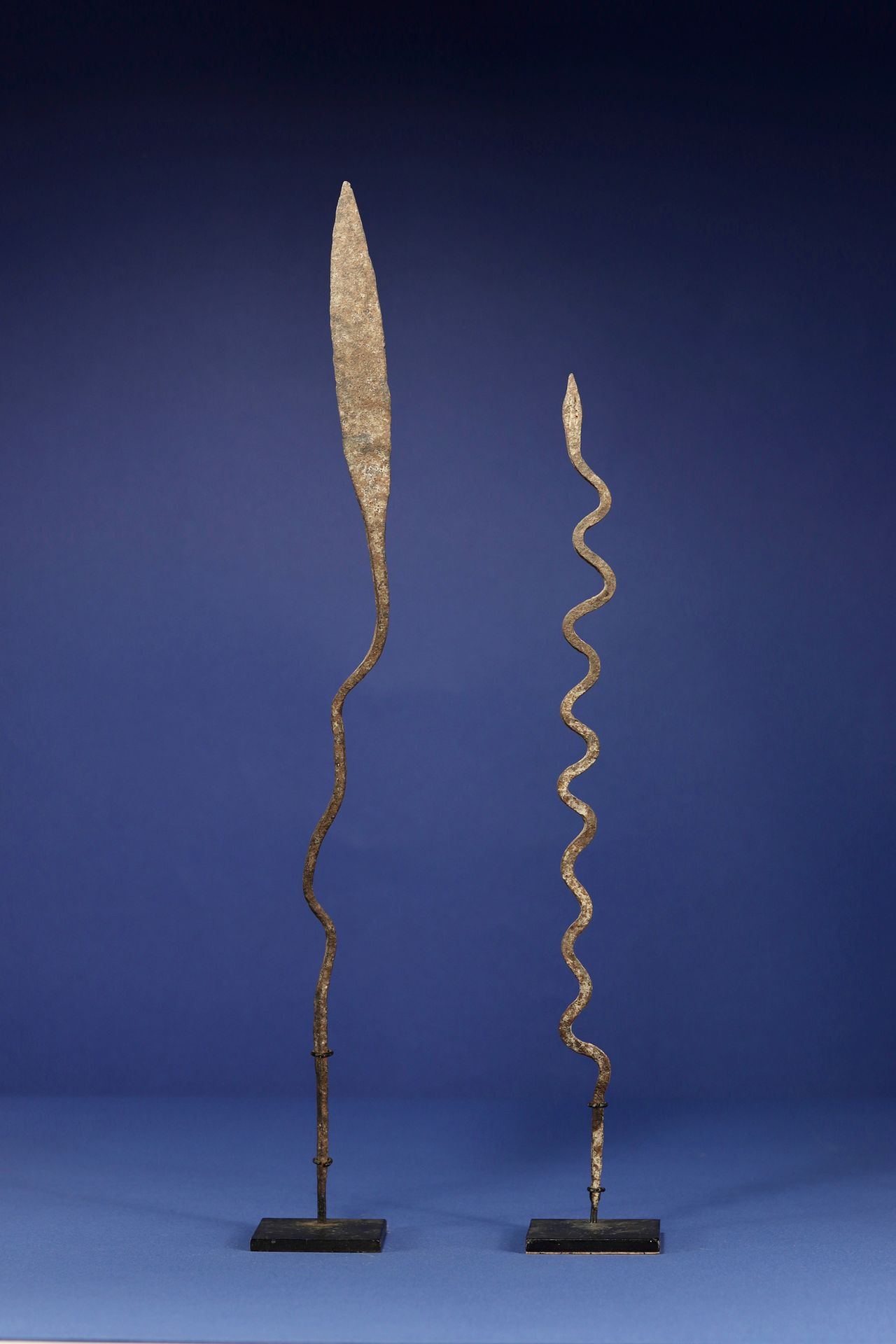 Null 
一套两个代表蛇的祭祀铁器。 



洛比，布基纳法索。 



H.48和40厘米。 



出处 :



- 埃马纽埃尔-博迪尔系列