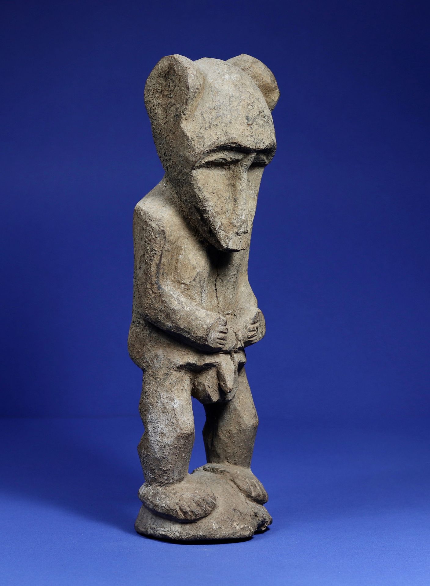 Null 
Rara statua maschile antropo-zoomorfa in posizione eretta, braccia lungo i&hellip;