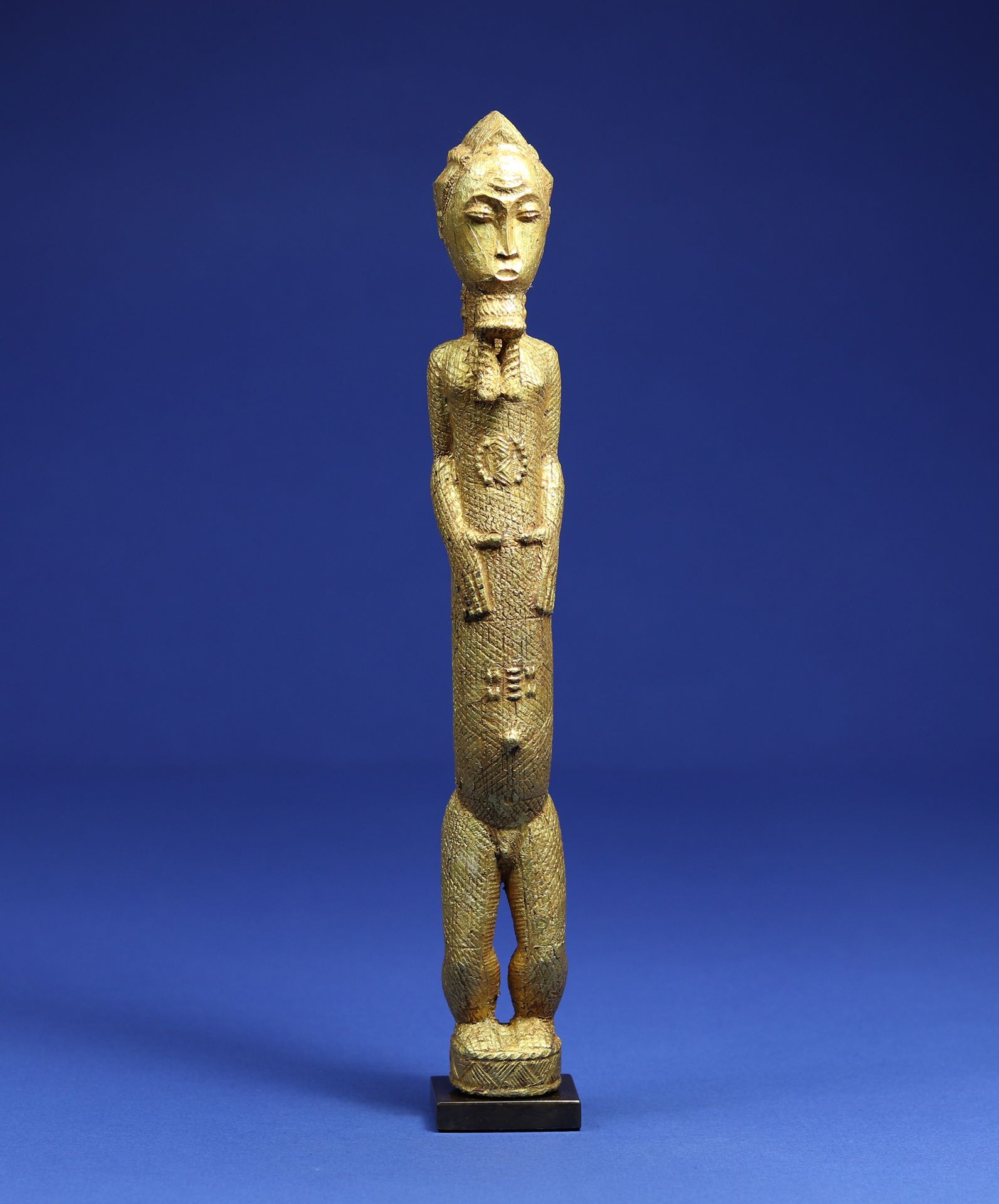 Null 
Elégante statuette représentant un personnage masculin debout, les bras co&hellip;