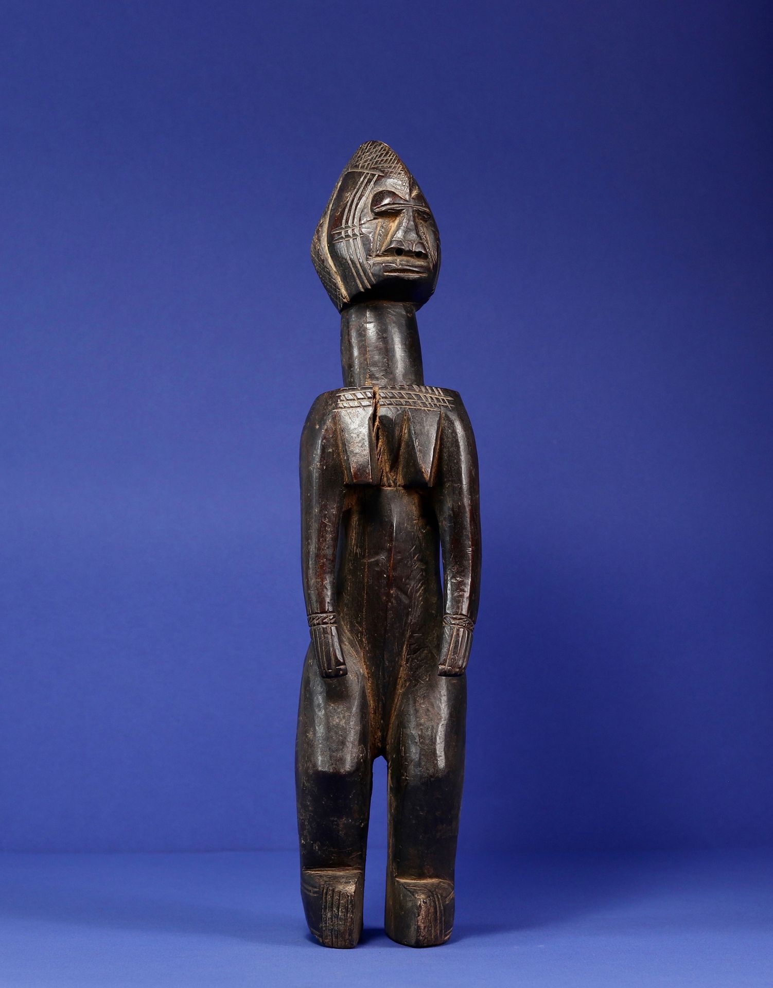 Null 
雕像代表一个站立的女性形象，肩膀和胸部向前突出，脸上有疤痕，头饰有两条下垂的辫子。 



带有棕色铜锈的木材。 



莫西，布基纳法索。 


&hellip;